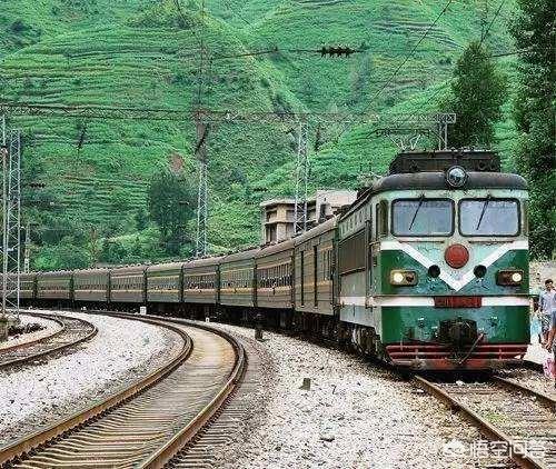 從綠皮火車里的“慢生活”到高鐵里的“行穩致遠”