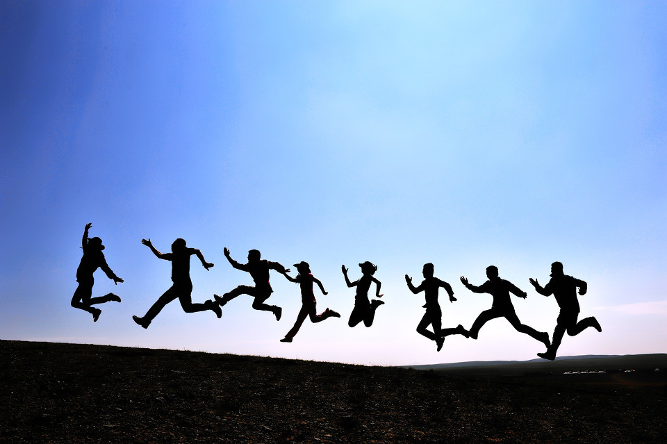 苦難譜成詩，青春正當時