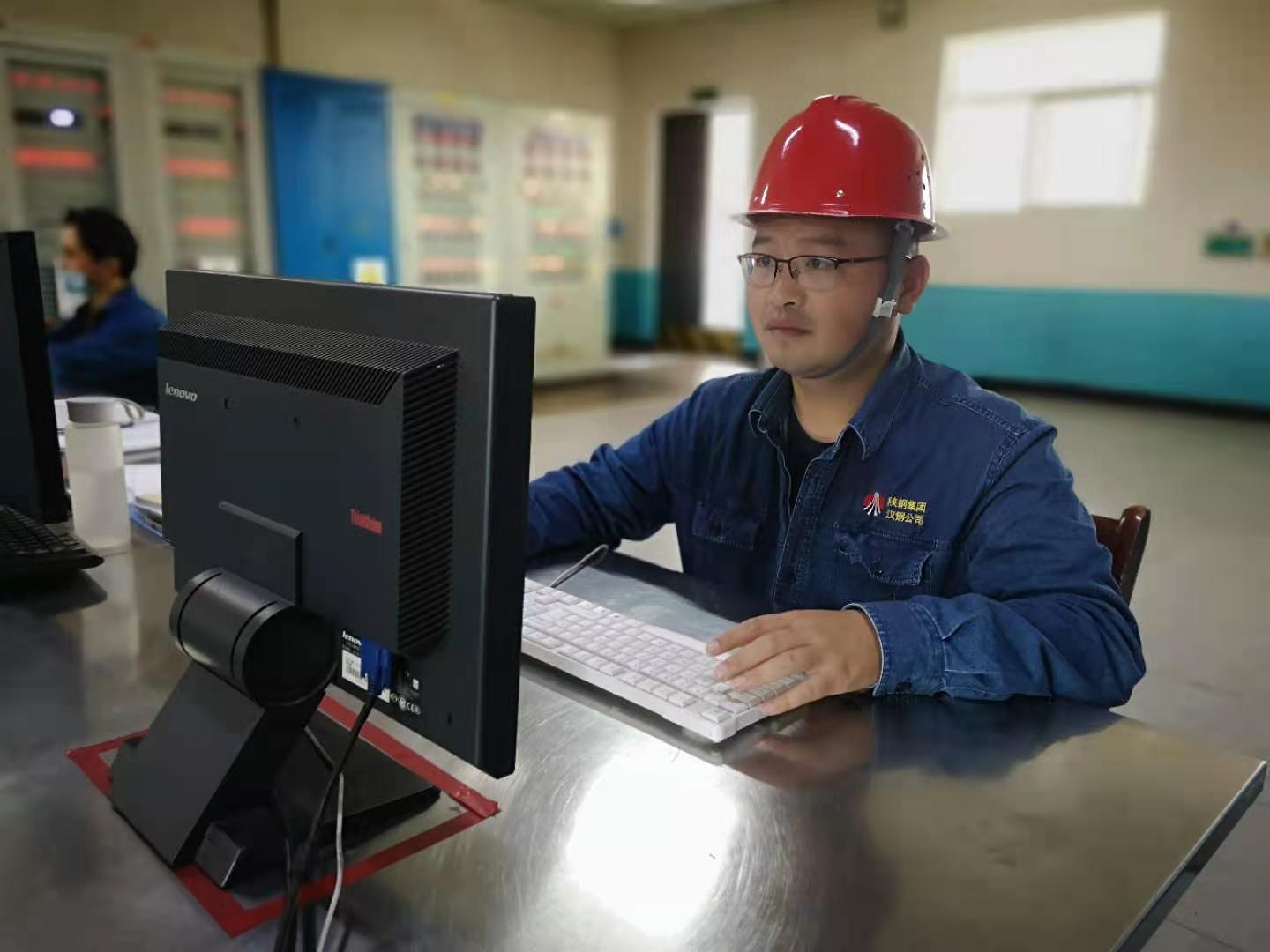 平凡崗位鑄“匠心” ——記陜鋼集團(tuán)“首屆工匠”彭雅璐 平凡崗位鑄“匠心” ——記陜鋼集團(tuán)“首屆工匠”彭雅璐