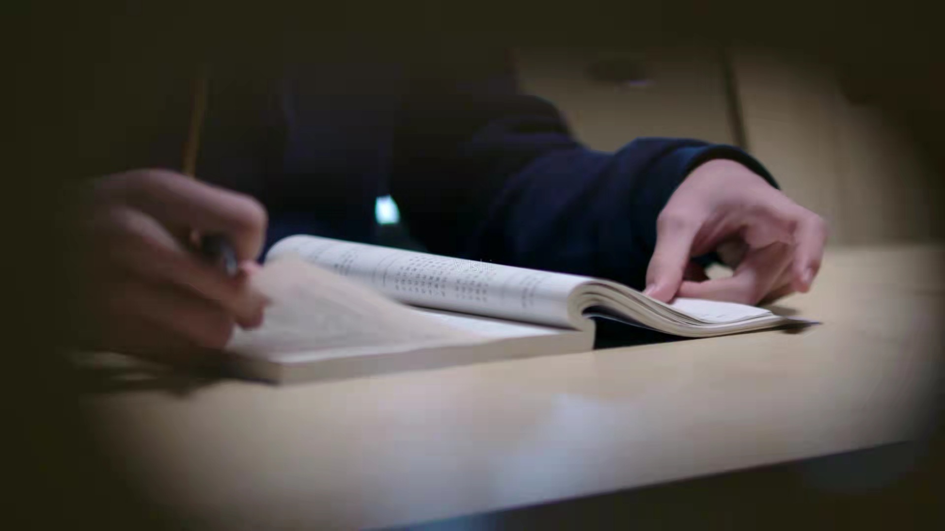 ���L����