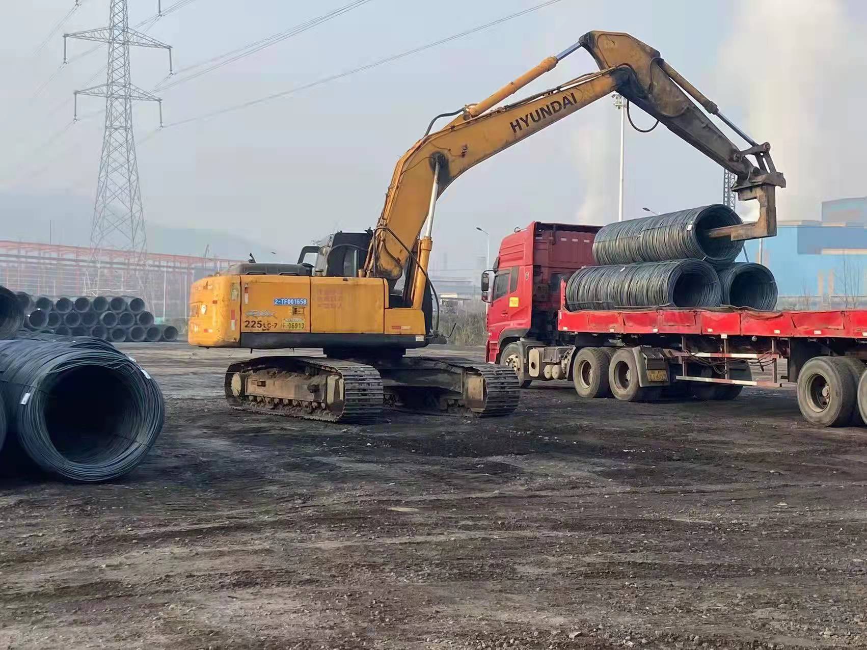 物流中心:改造挖機裝卸鋼材 行之所至顯擔當 物流中心:改造挖機裝卸鋼材 行之所至顯擔當