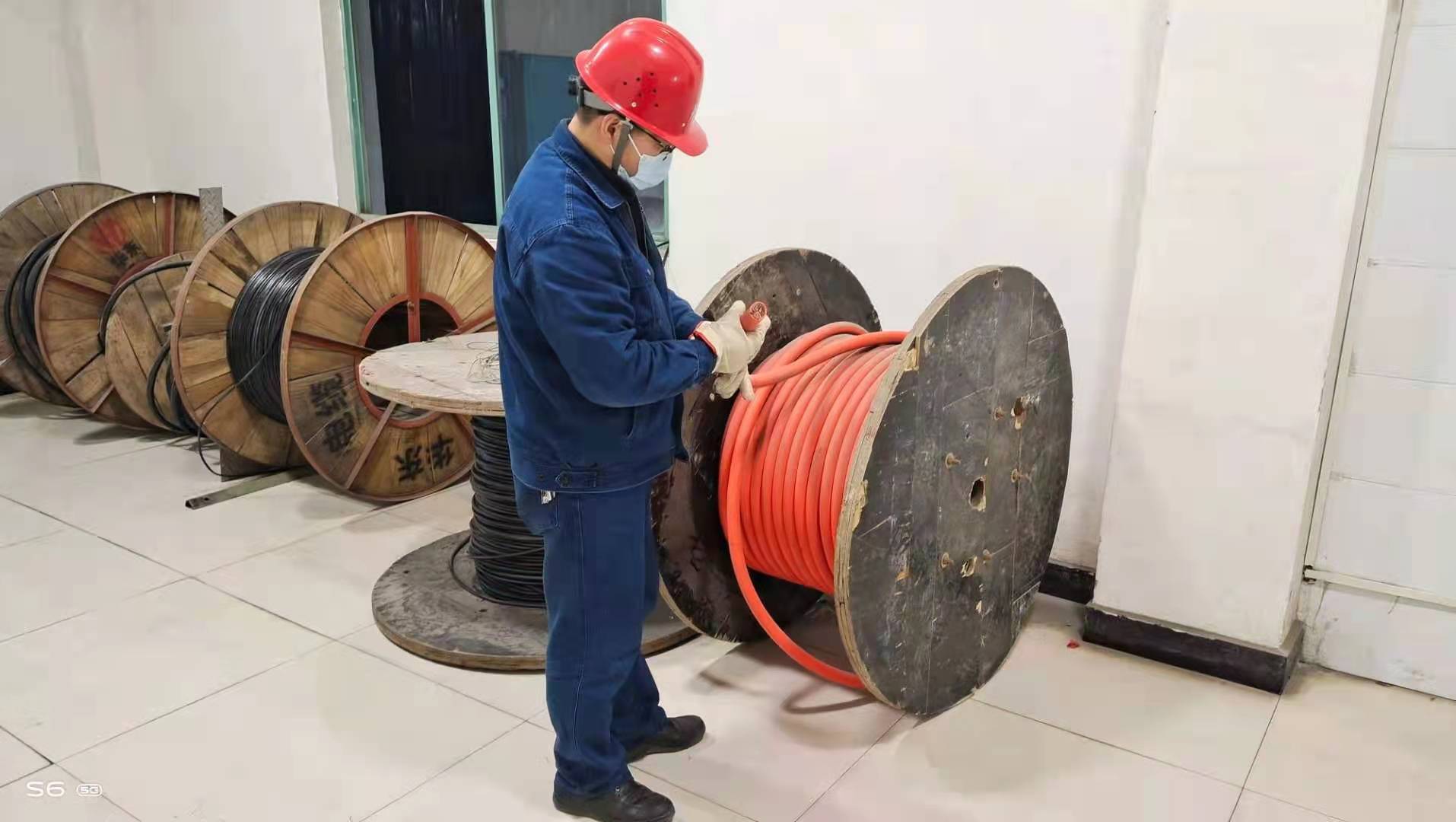 平凡“他”力量微光成炬 平凡“他”力量微光成炬