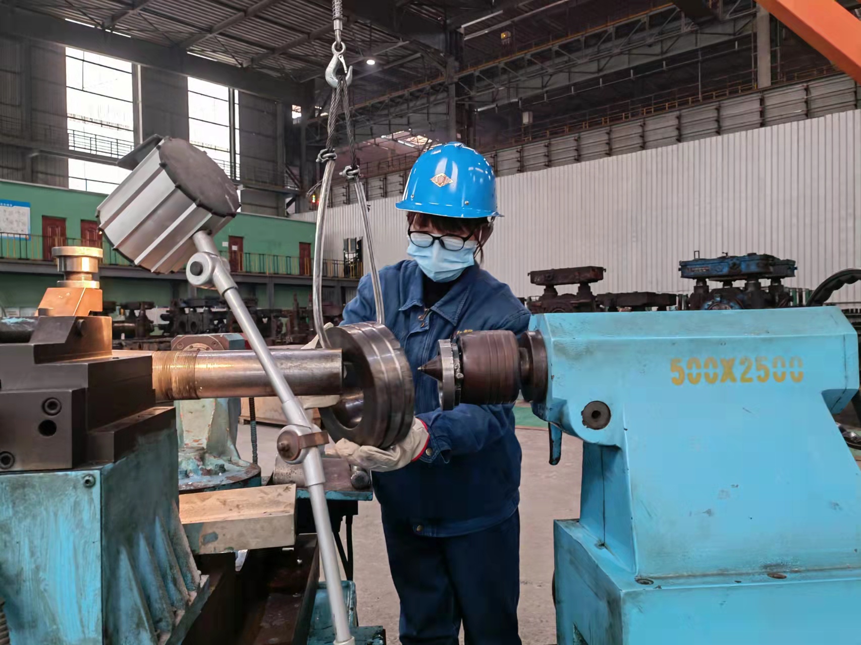 女工輥環(huán)搬運不再難 “微型”吊裝“顯身手” 女工輥環(huán)搬運不再難 “微型”吊裝“顯身手”