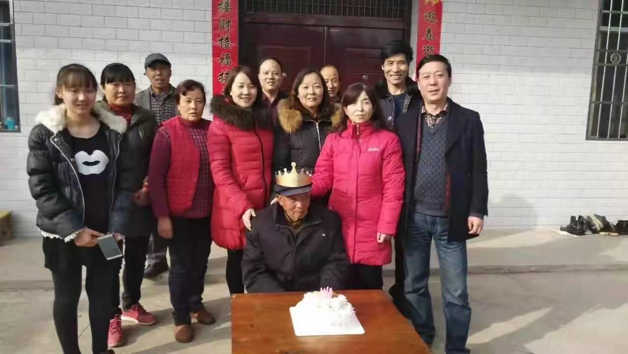 光影重疊，讓“團圓年”留在瞬間