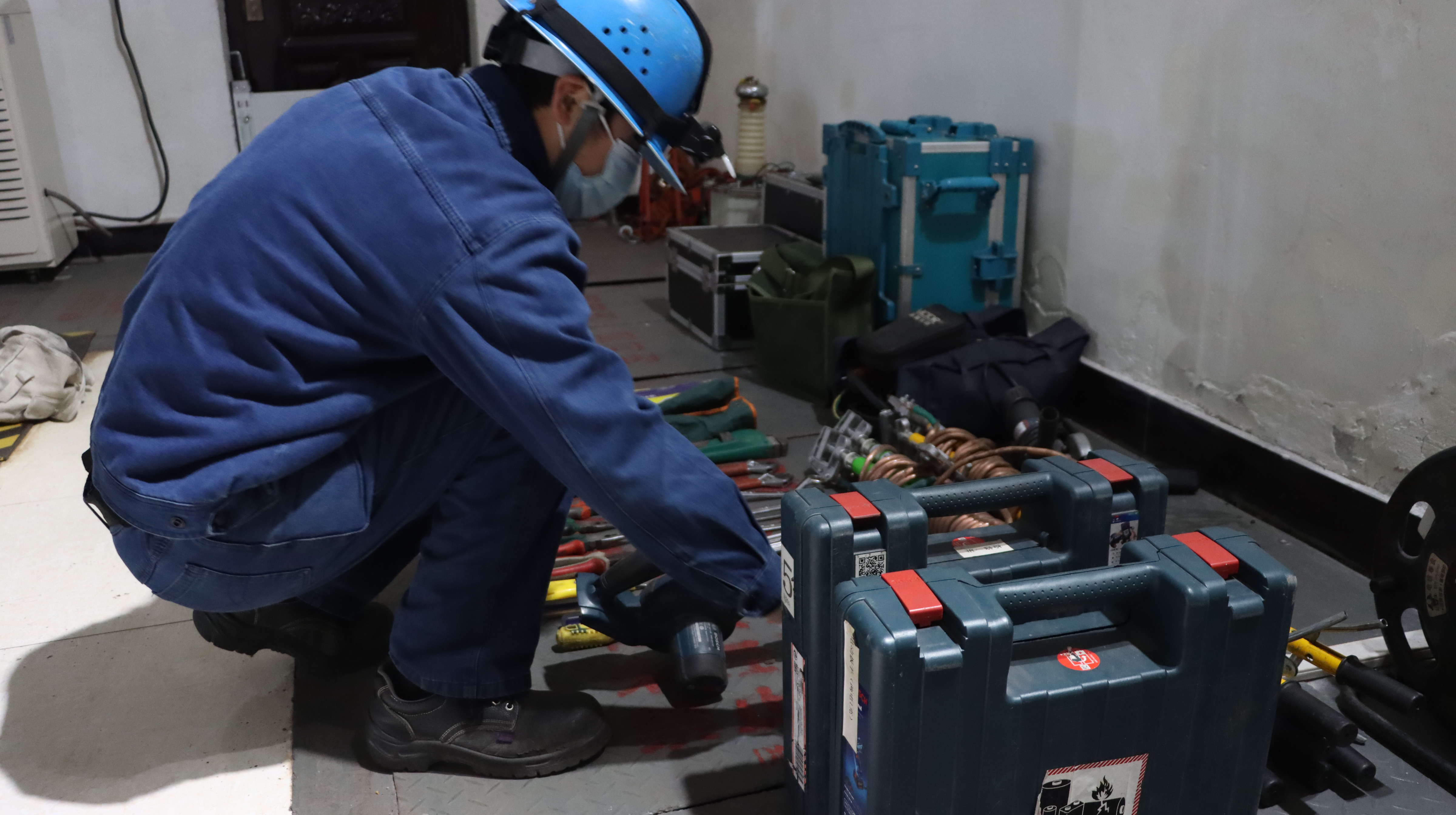檢修掠影:寒風冷雨中,有他們暖心守護 檢修掠影:寒風冷雨中,有他們暖心守護