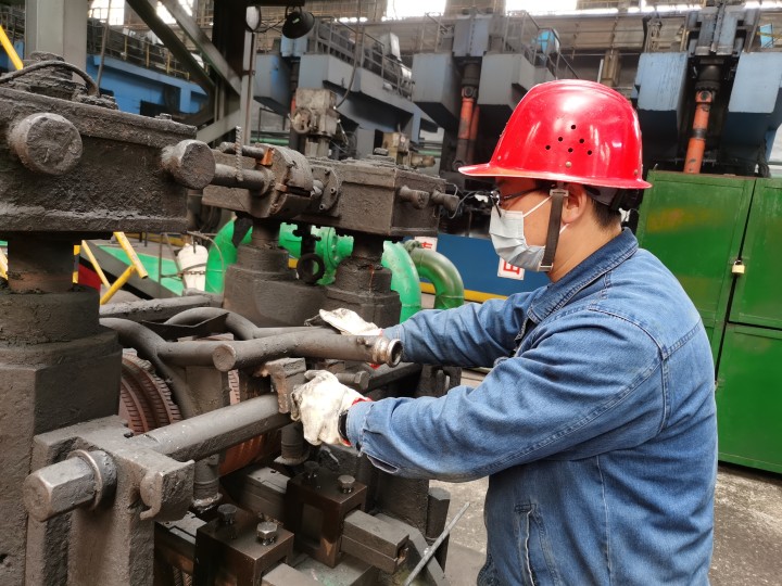 “鐵人”精神綻放時代光芒  奮斗的紅旗永不褪色 ——記2021年陜鋼集團“先進工作者”黃超