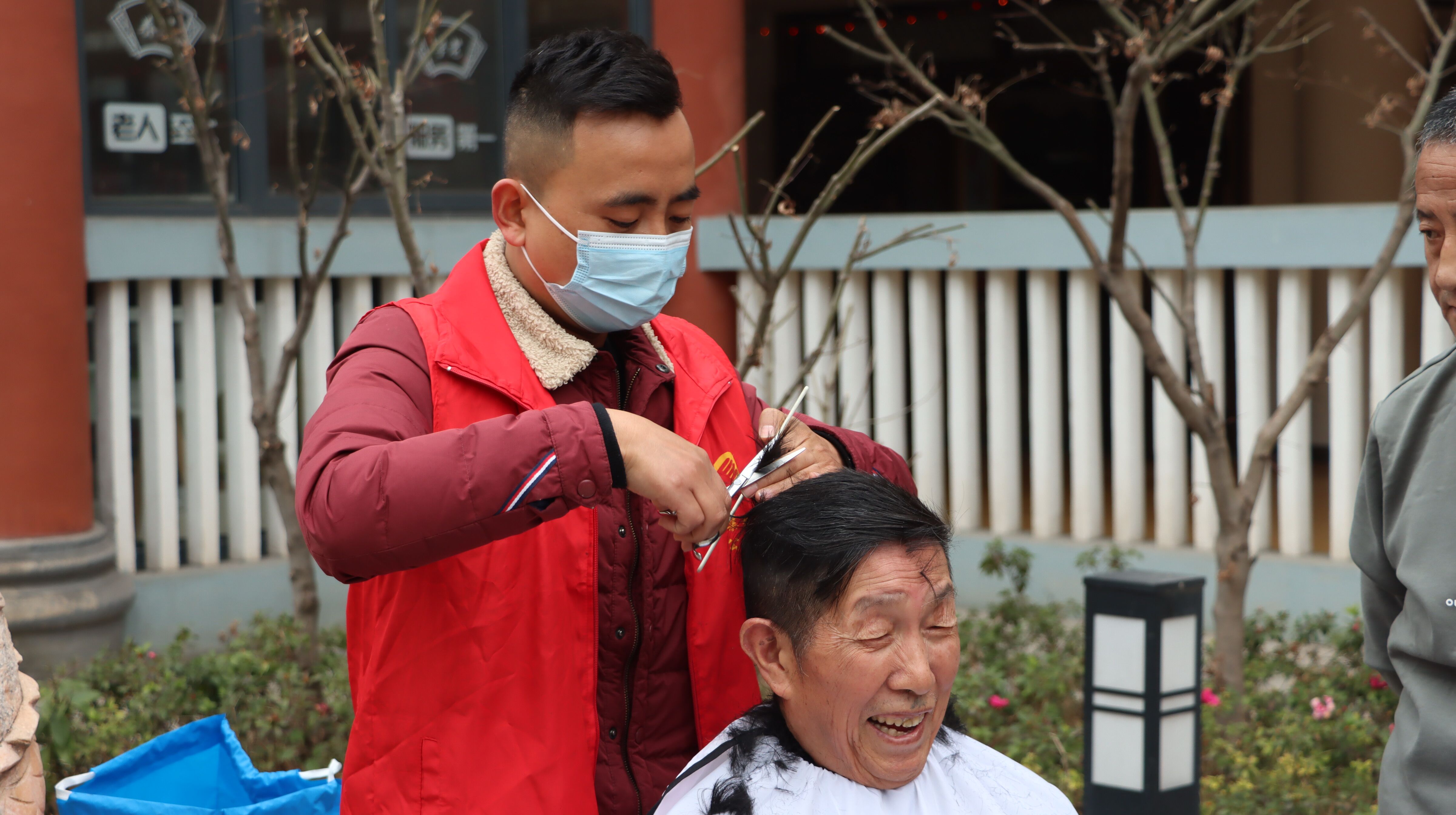 學(xué)習(xí)雷鋒好榜樣,“紅馬甲”情暖敬老院 學(xué)習(xí)雷鋒好榜樣,“紅馬甲”情暖敬老院