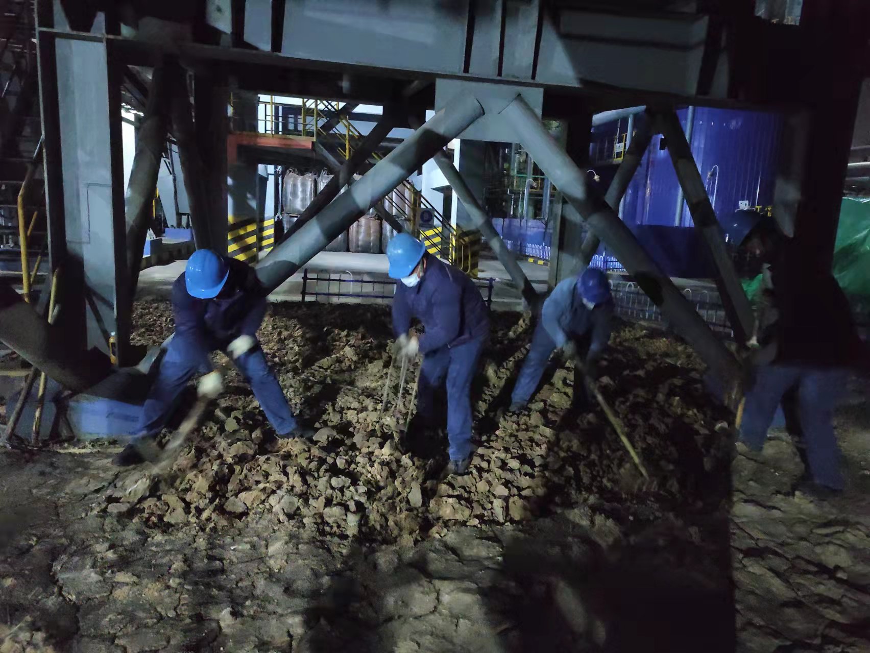 春播正當時,綠化爭先行——燒結廠開展轄區綠化工作側記 春播正當時,綠化爭先行——燒結廠開展轄區綠化工作側記