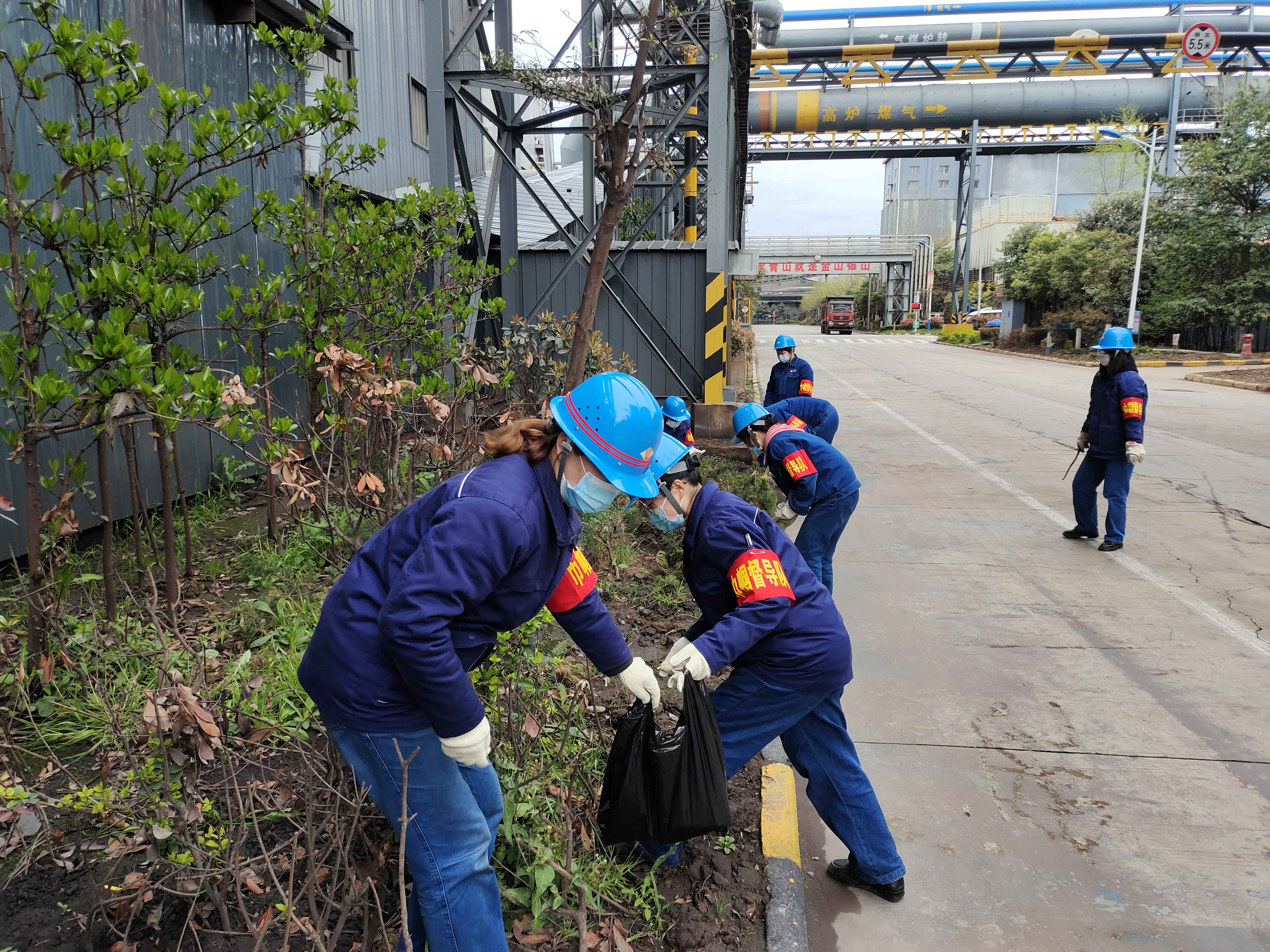 春播正當時,綠化爭先行——燒結廠開展轄區綠化工作側記 春播正當時,綠化爭先行——燒結廠開展轄區綠化工作側記