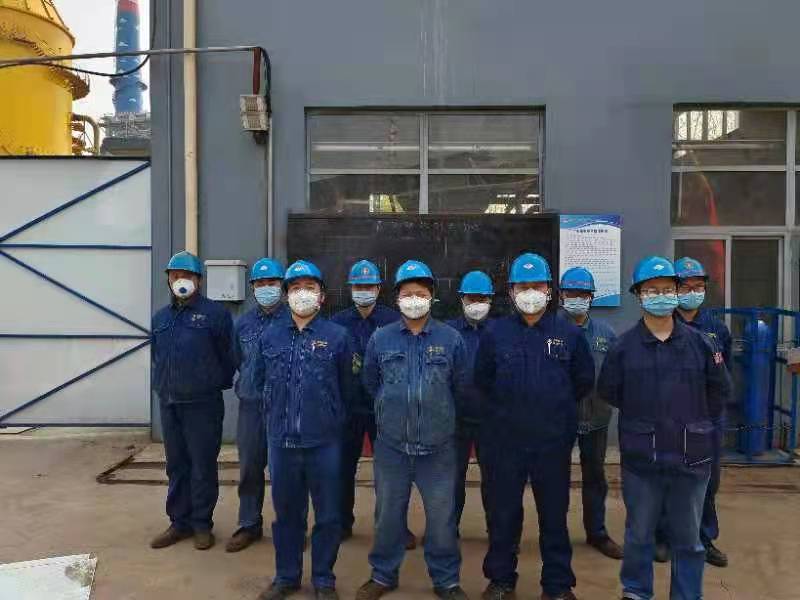 手不離鋤、腳不離地的“維修人” 手不離鋤、腳不離地的“維修人”