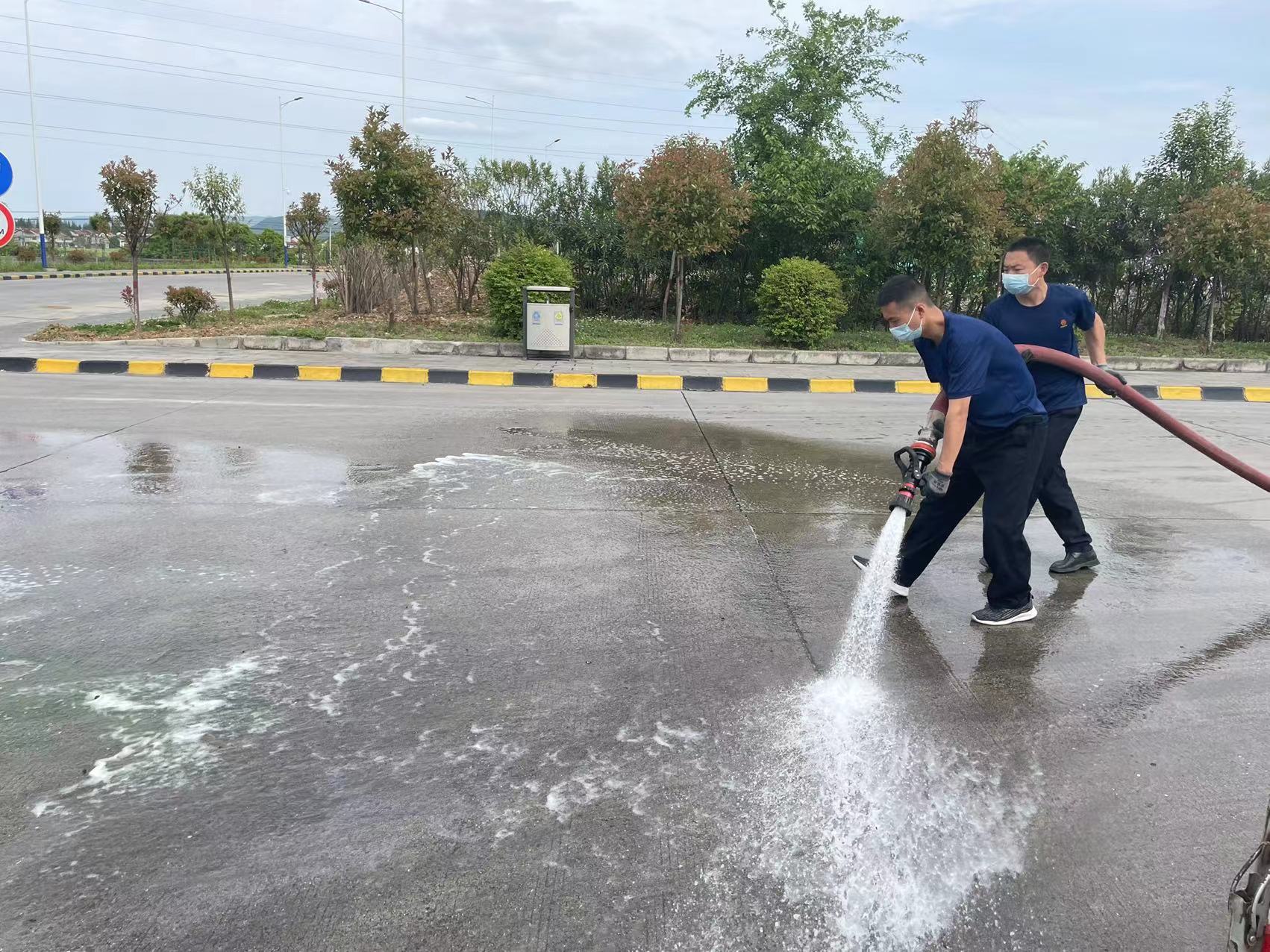 暖了!廠區一車輛側翻,公司專職消防隊巡查途中幫忙解困 暖了!廠區一車輛側翻,公司專職消防隊巡查途中幫忙解困