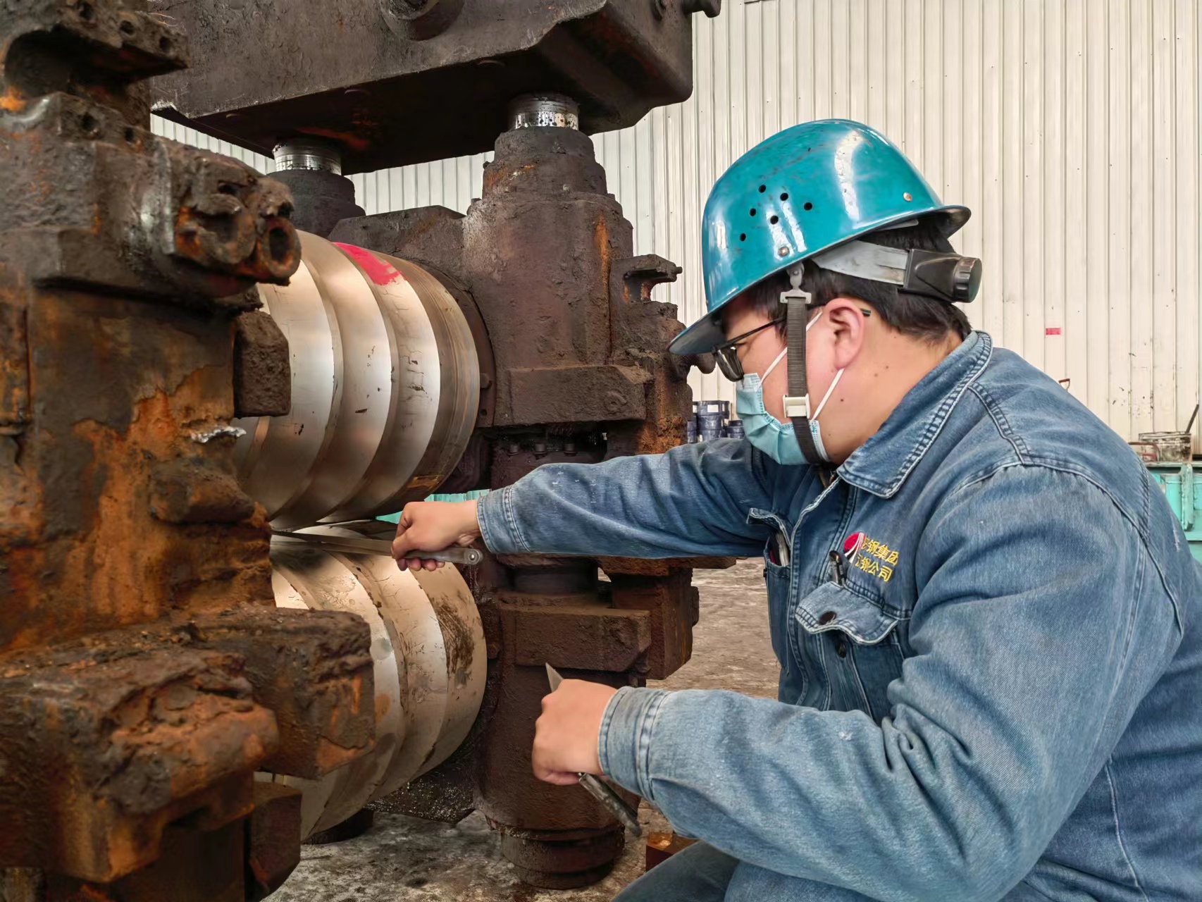 把軋機(jī)當(dāng)“兄弟”的“二黑”班長 把軋機(jī)當(dāng)“兄弟”的“二黑”班長