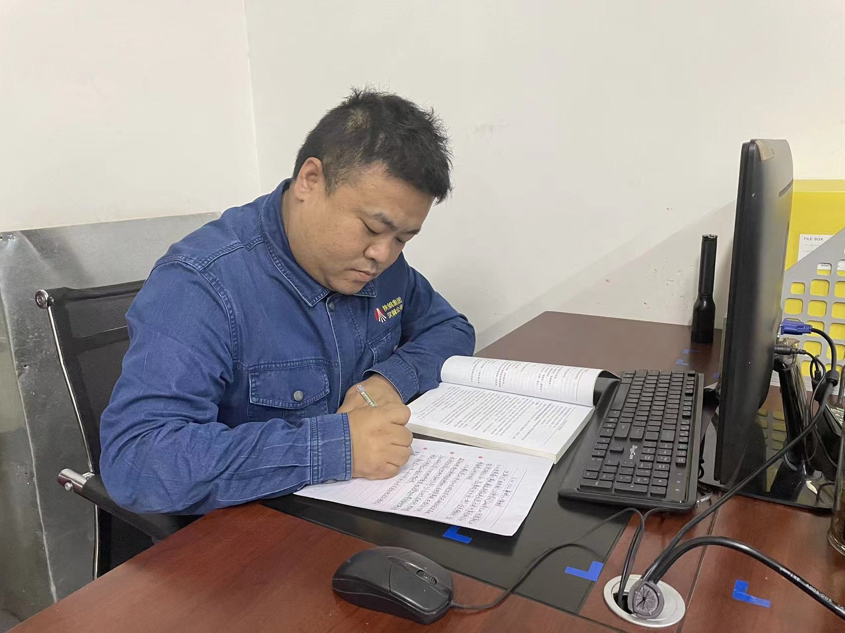 鋼城里的“追光者” 鋼城里的“追光者”