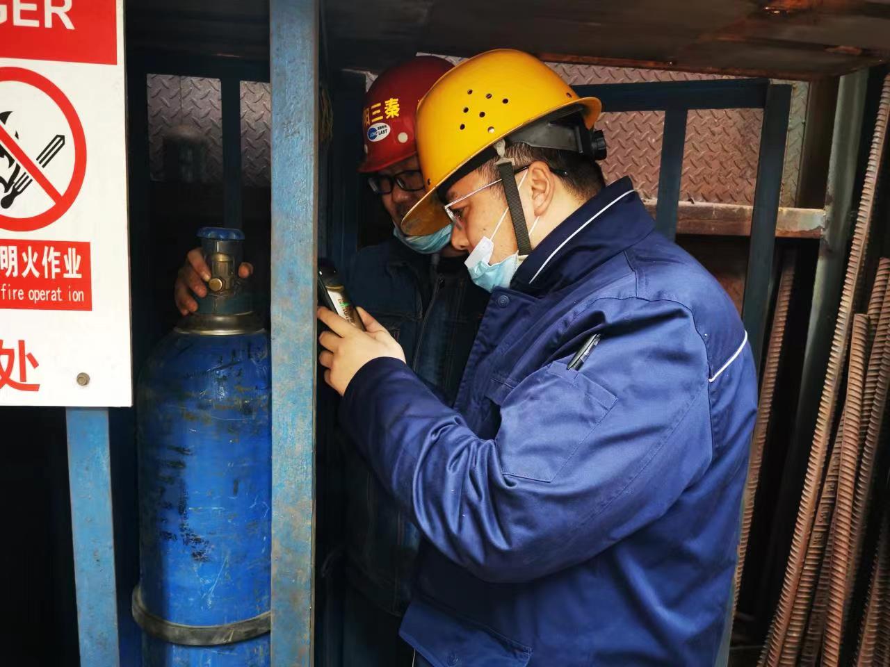 一朵小紅花，送給春節堅守崗位的“不歸人”