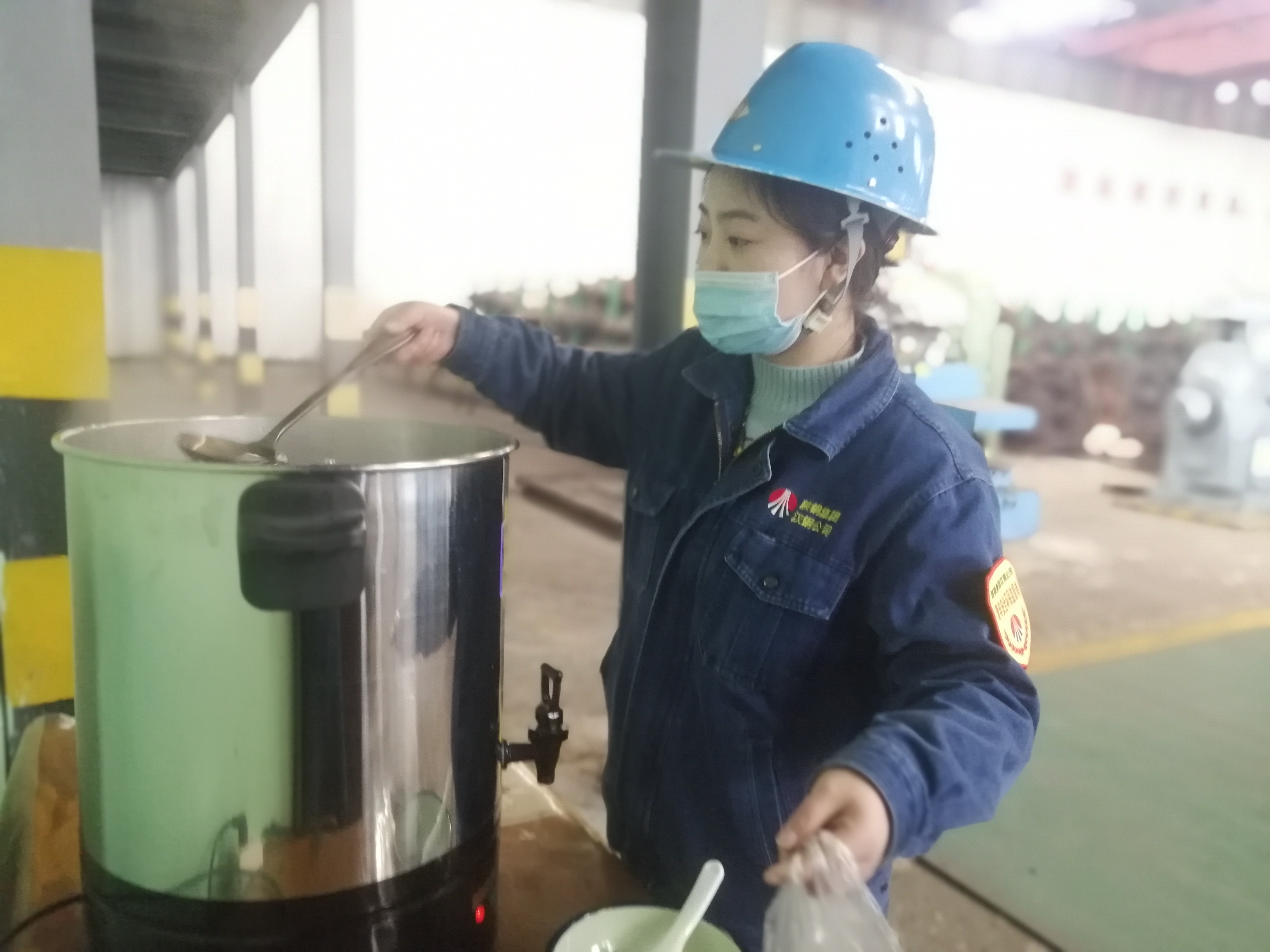 巾幗展芳華 她們是車(chē)間里的“藍(lán)精靈” 巾幗展芳華 她們是車(chē)間里的“藍(lán)精靈”