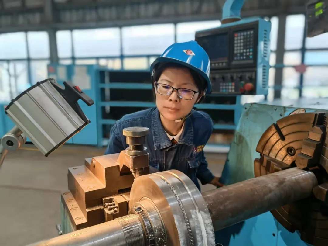 巾幗展芳華 她們是車(chē)間里的“藍(lán)精靈” 巾幗展芳華 她們是車(chē)間里的“藍(lán)精靈”