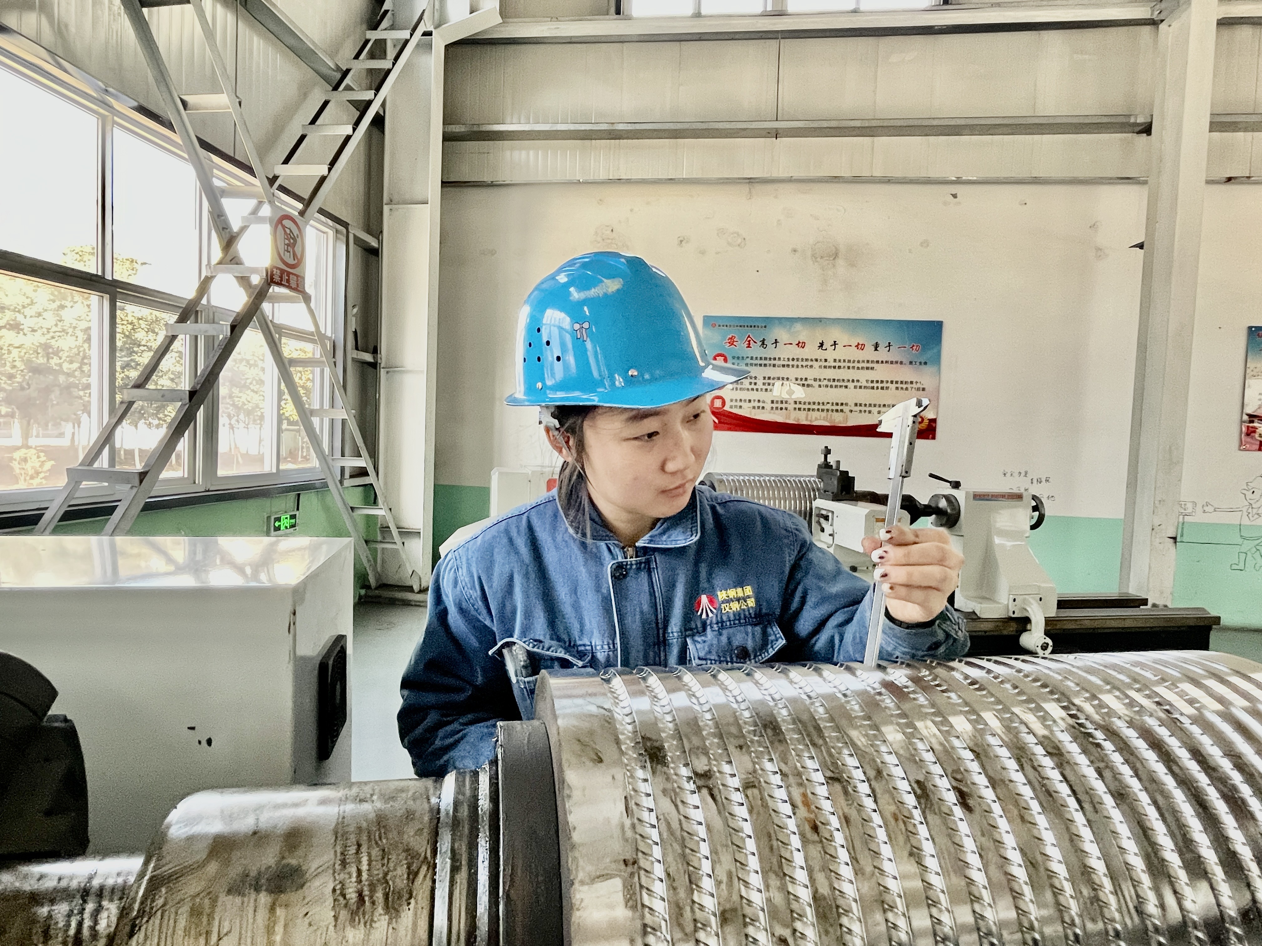 巾幗展芳華  她們是車(chē)間里的“藍(lán)精靈”