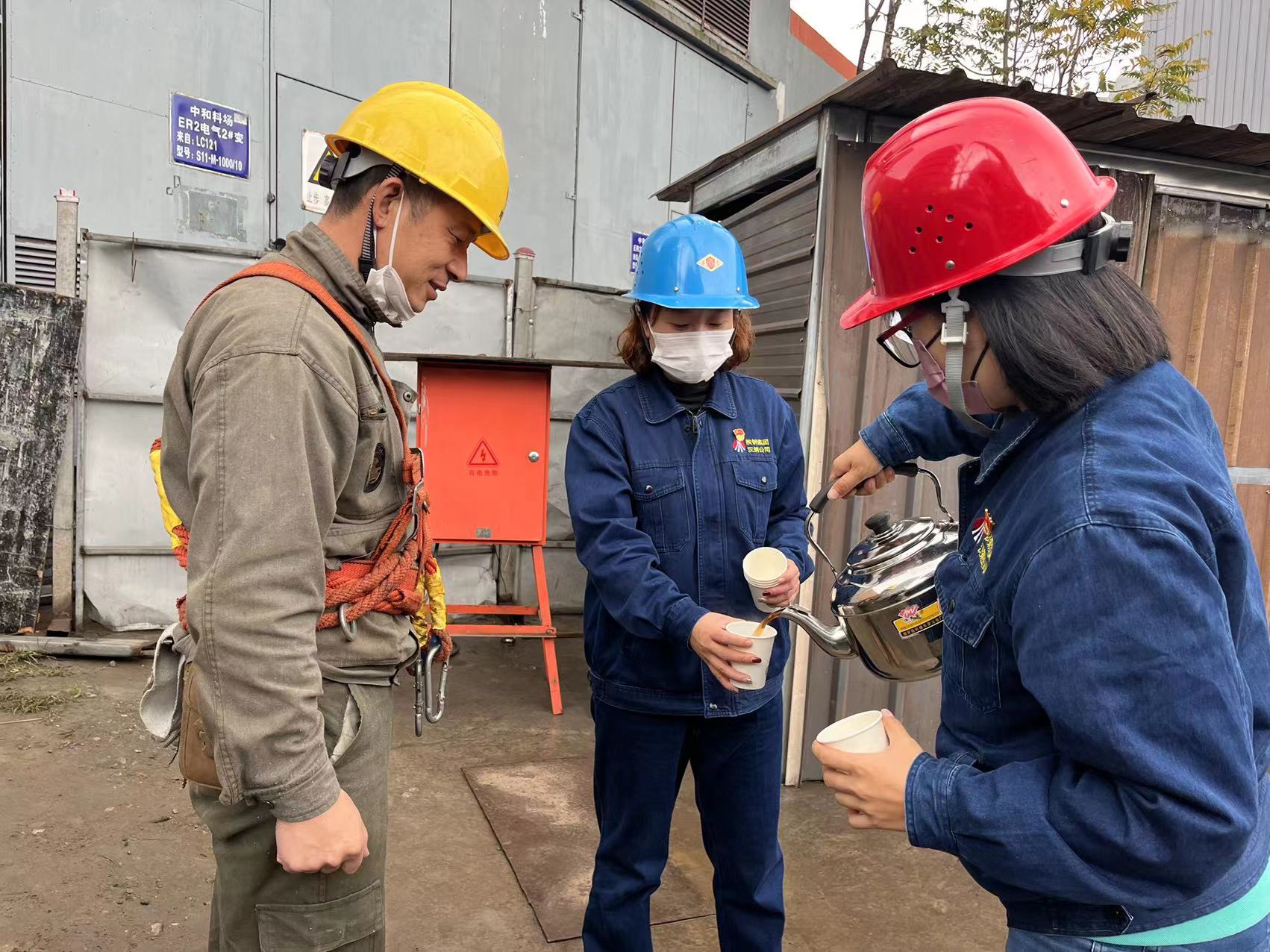 滿滿“大禮包”讓服務(wù)職工“不打烊” 滿滿“大禮包”讓服務(wù)職工“不打烊”