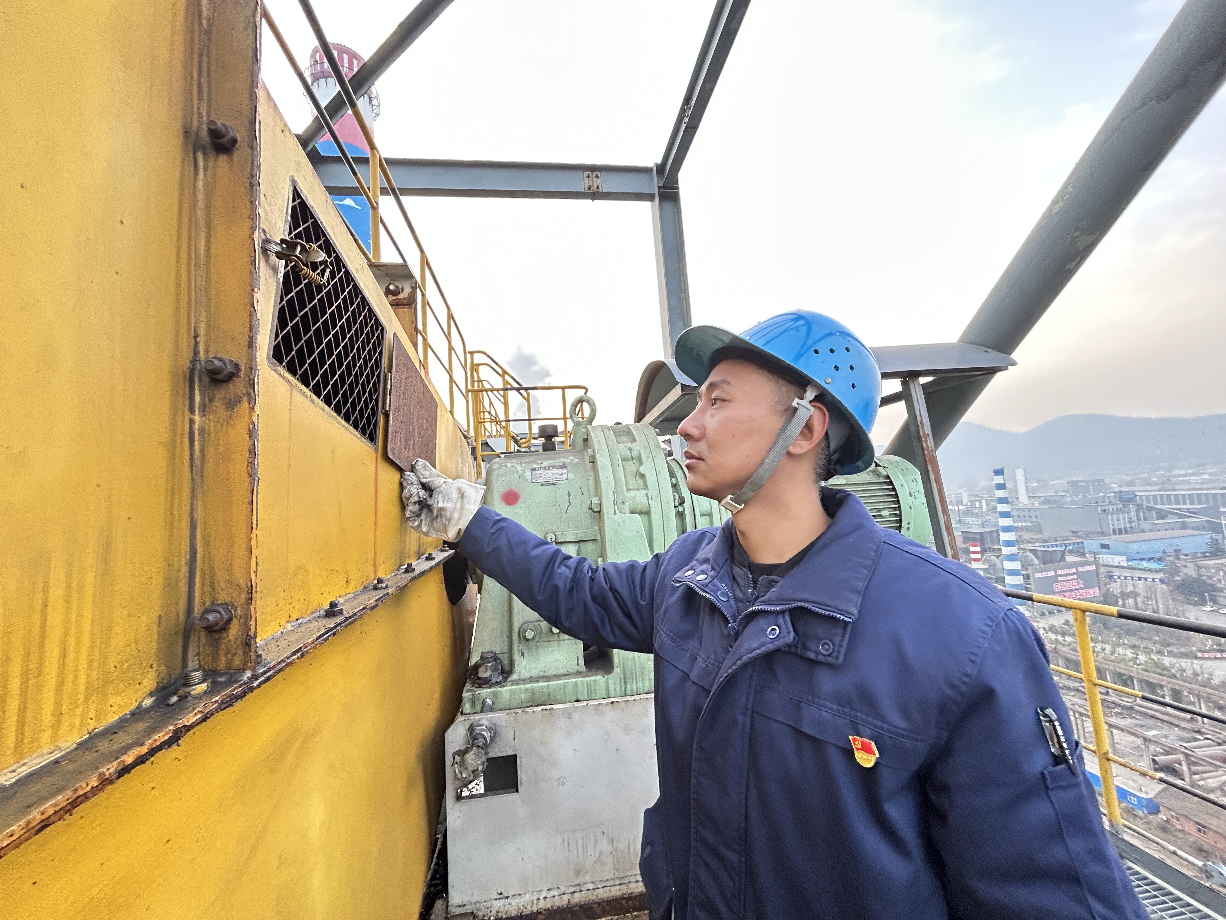 帶著黨徽的鐵前“守門員” 帶著黨徽的鐵前“守門員”