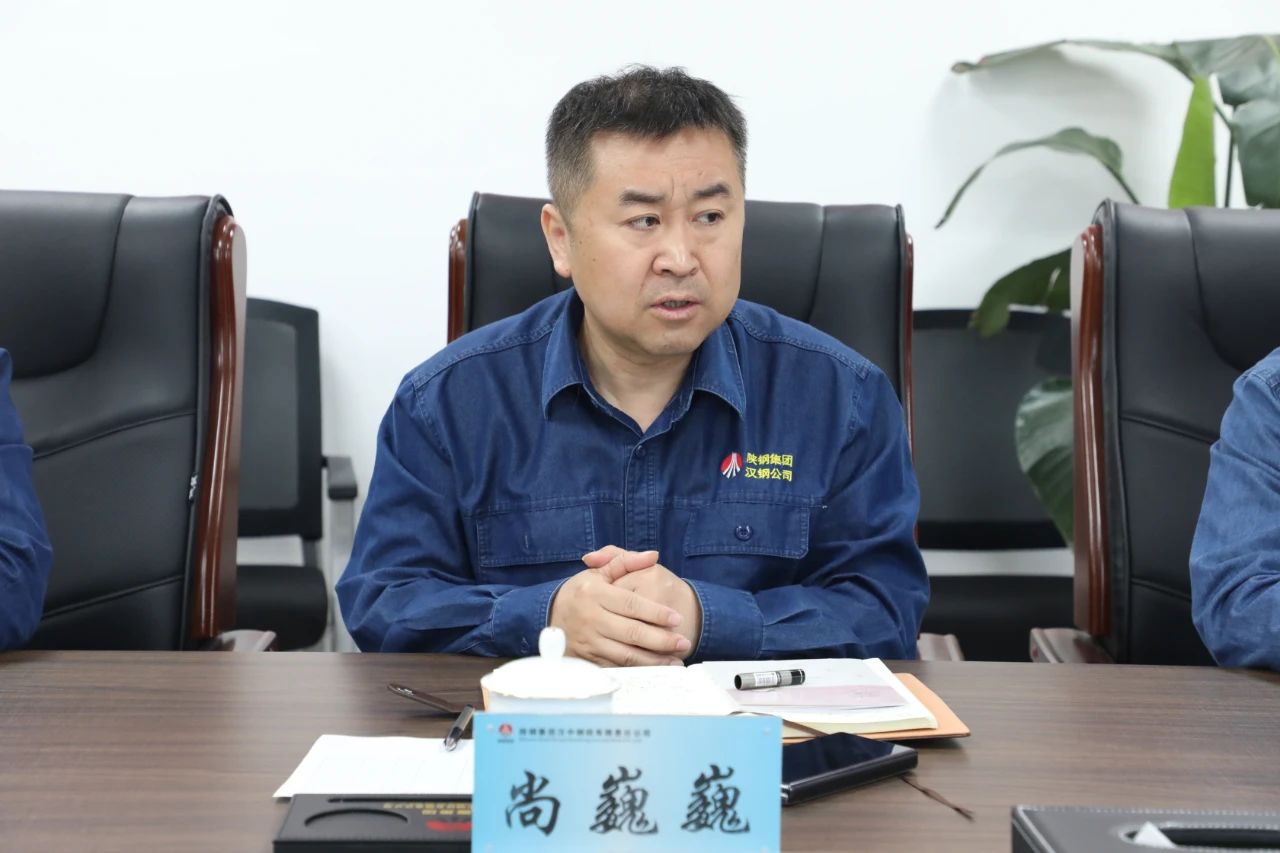 周永平與首批外部引進(jìn)的中厚板專(zhuān)業(yè)技術(shù)人員座談