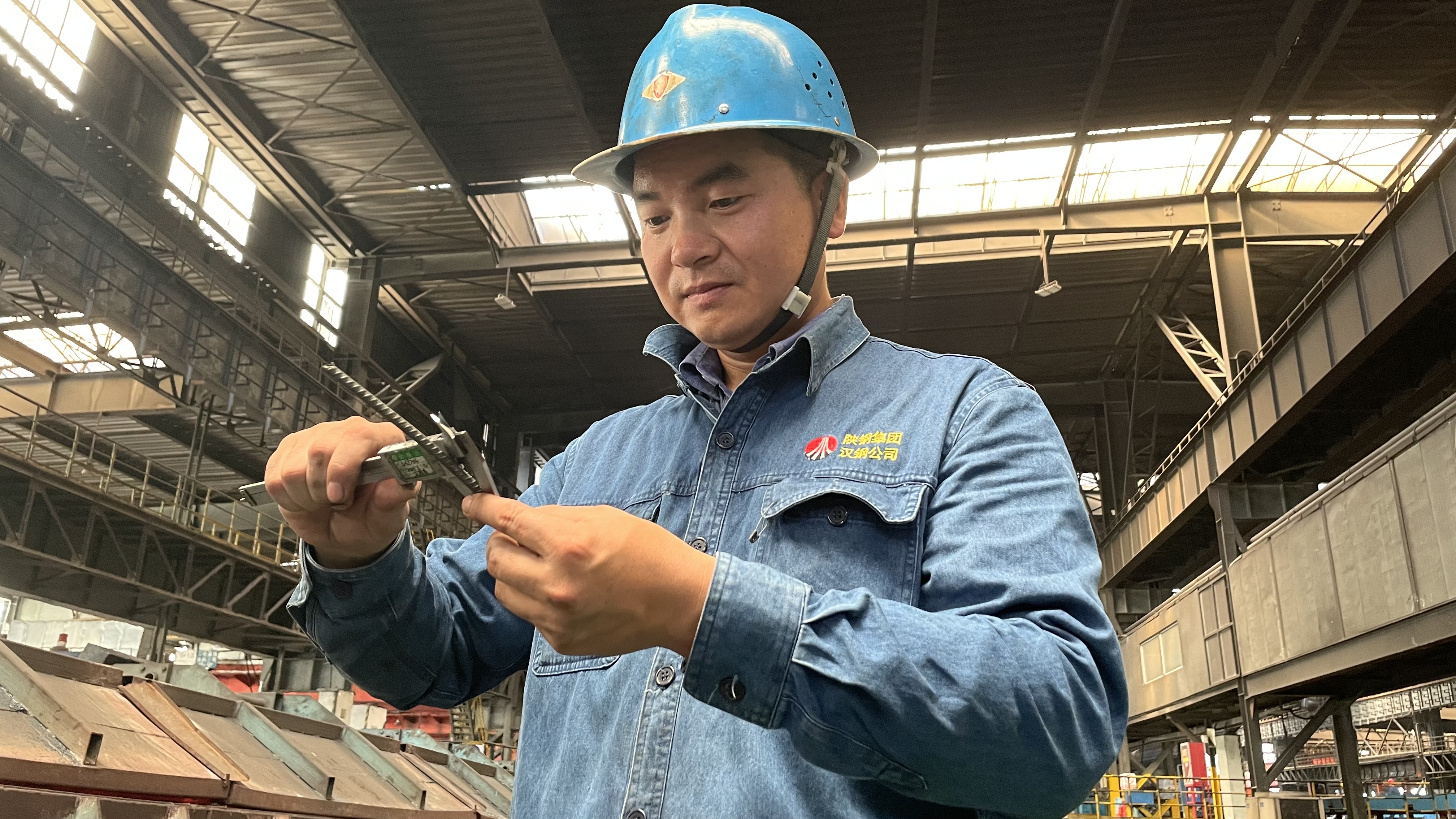 從平凡到卓越  他用“匠心”實現自我突破 ——記第九屆“陜鋼杯”軋鋼工技術能手詹紅生