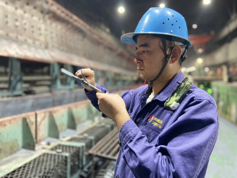 從“橄欖綠”到“軋鋼藍”  兩身制服一生擔當 ——記第九屆“陜鋼杯”軋鋼工技術能手魏哲