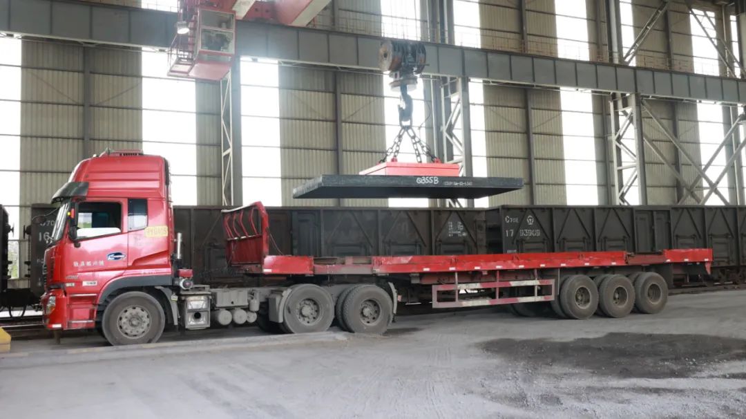 轉型升級邁出重要一步！漢鋼公司首批中厚板板坯正式裝車銷售