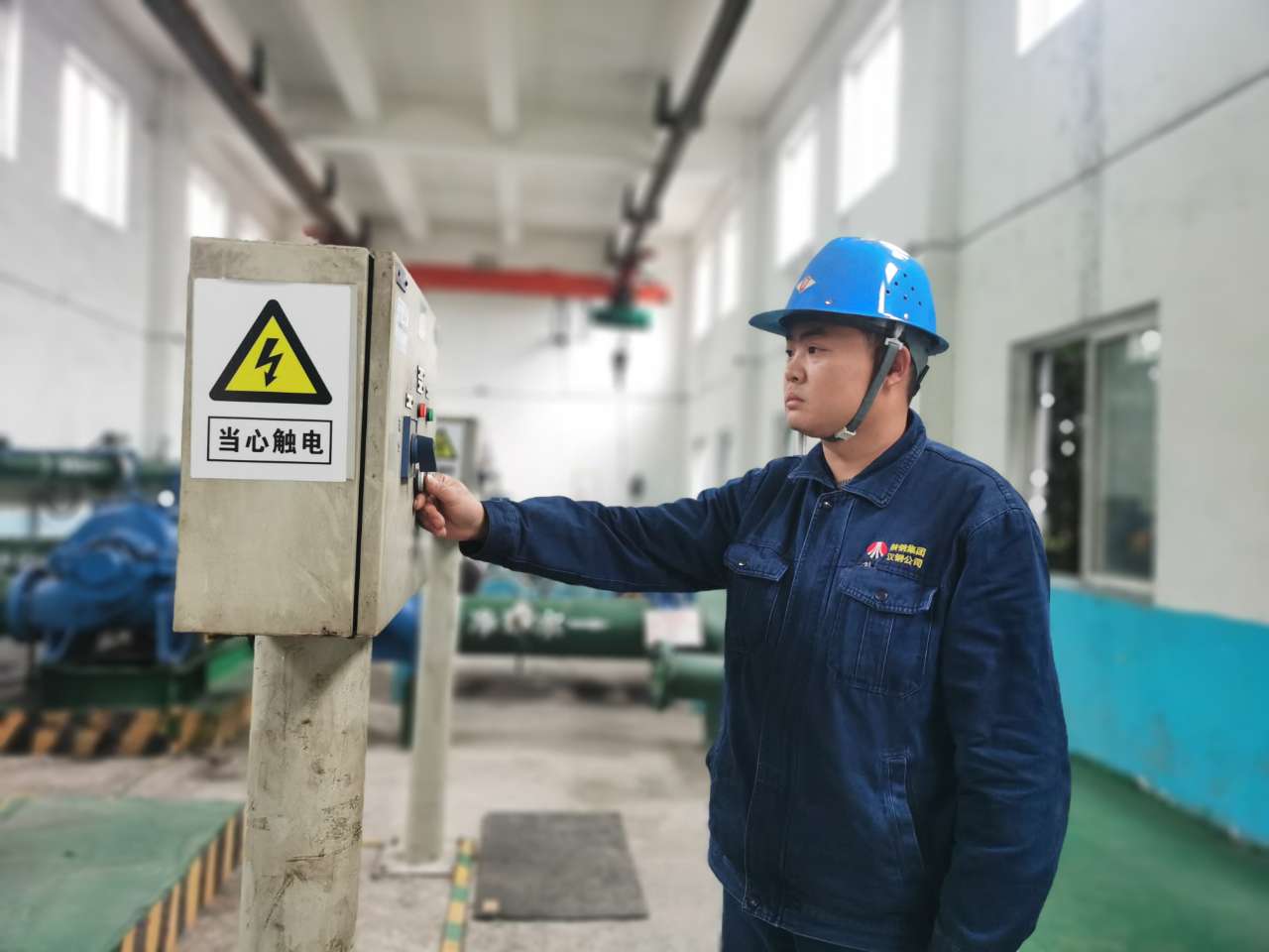 樸實(shí)無華 他是扎根鋼城一線的“清道夫” 樸實(shí)無華 他是扎根鋼城一線的“清道夫”