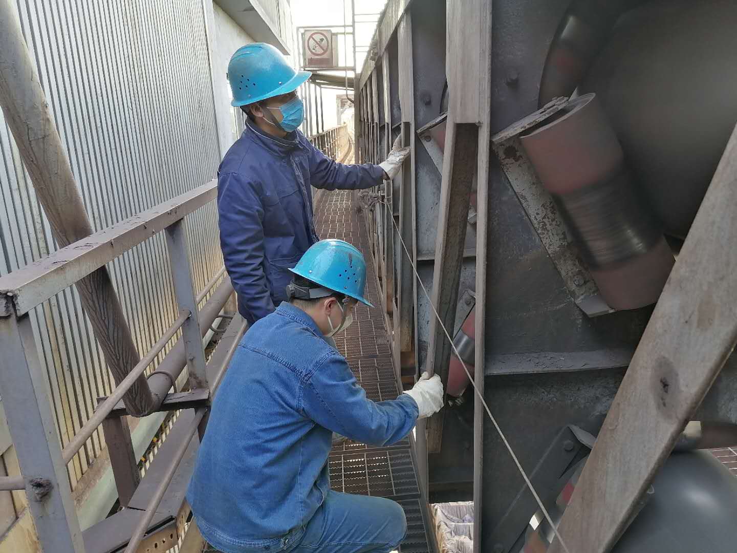 黎明前的檢修人 黎明前的檢修人
