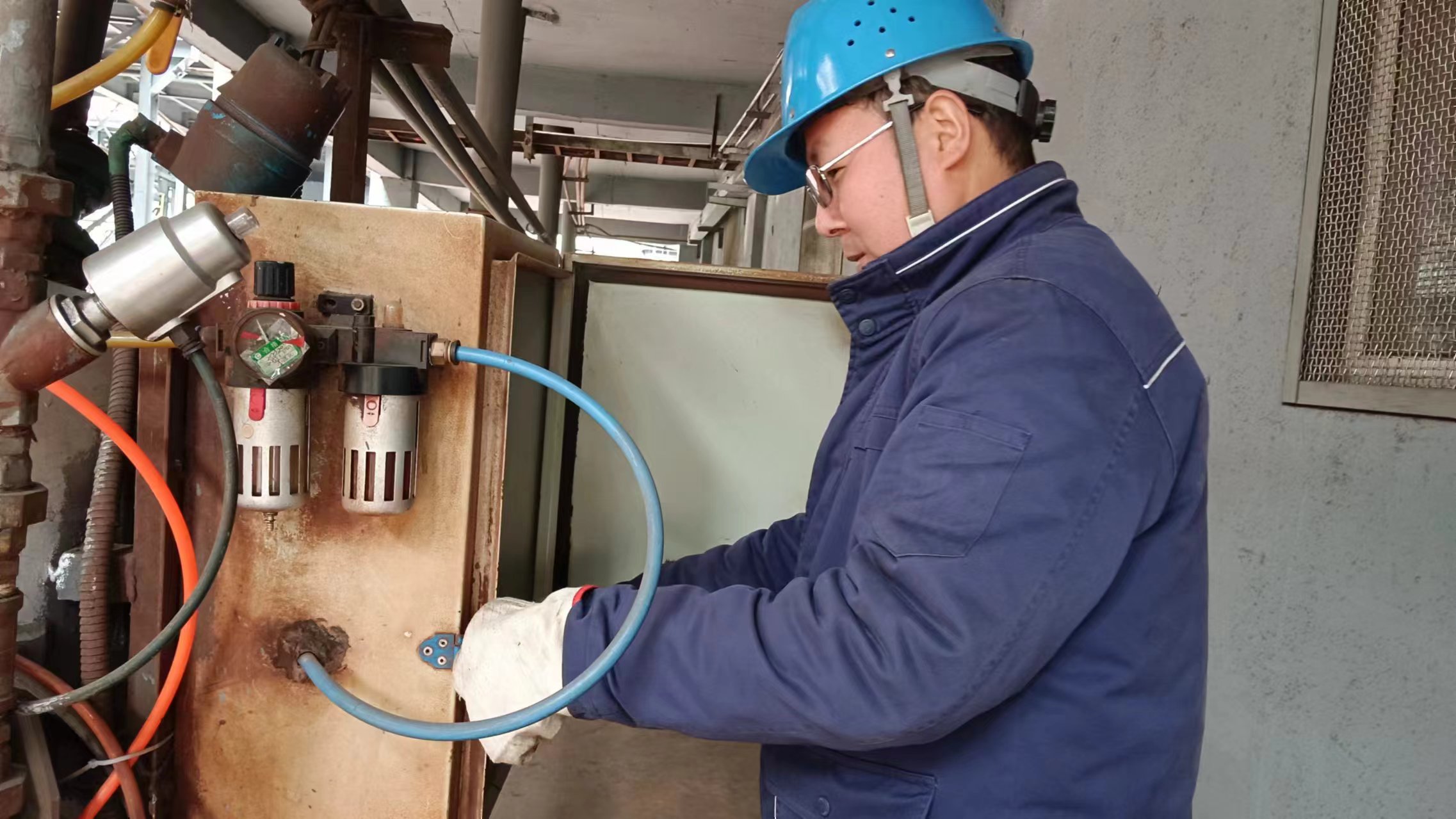 冬日里,生產(chǎn)現(xiàn)場(chǎng)“熱辣滾燙”的他 冬日里,生產(chǎn)現(xiàn)場(chǎng)“熱辣滾燙”的他