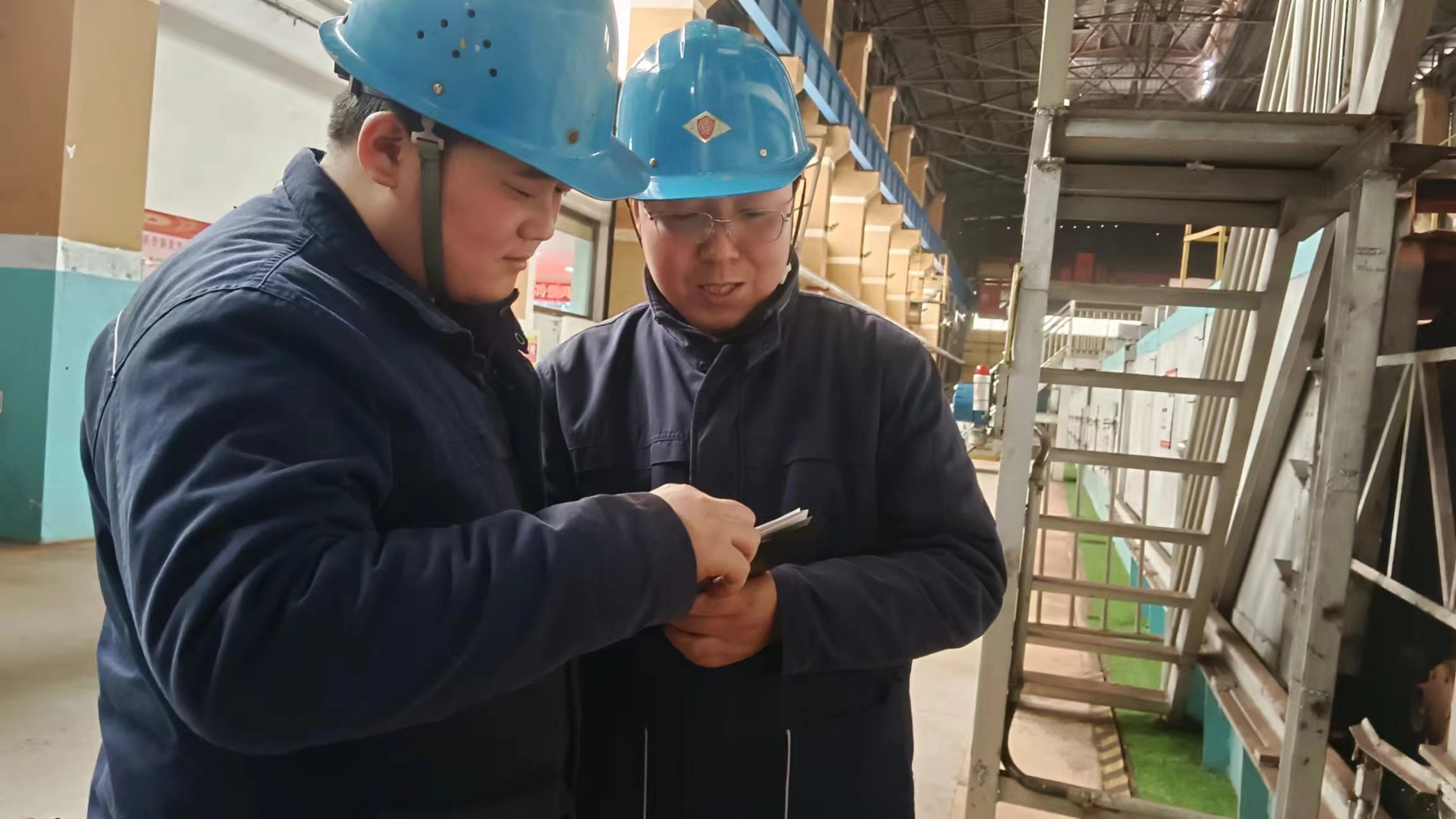 冬日里,生產(chǎn)現(xiàn)場(chǎng)“熱辣滾燙”的他 冬日里,生產(chǎn)現(xiàn)場(chǎng)“熱辣滾燙”的他