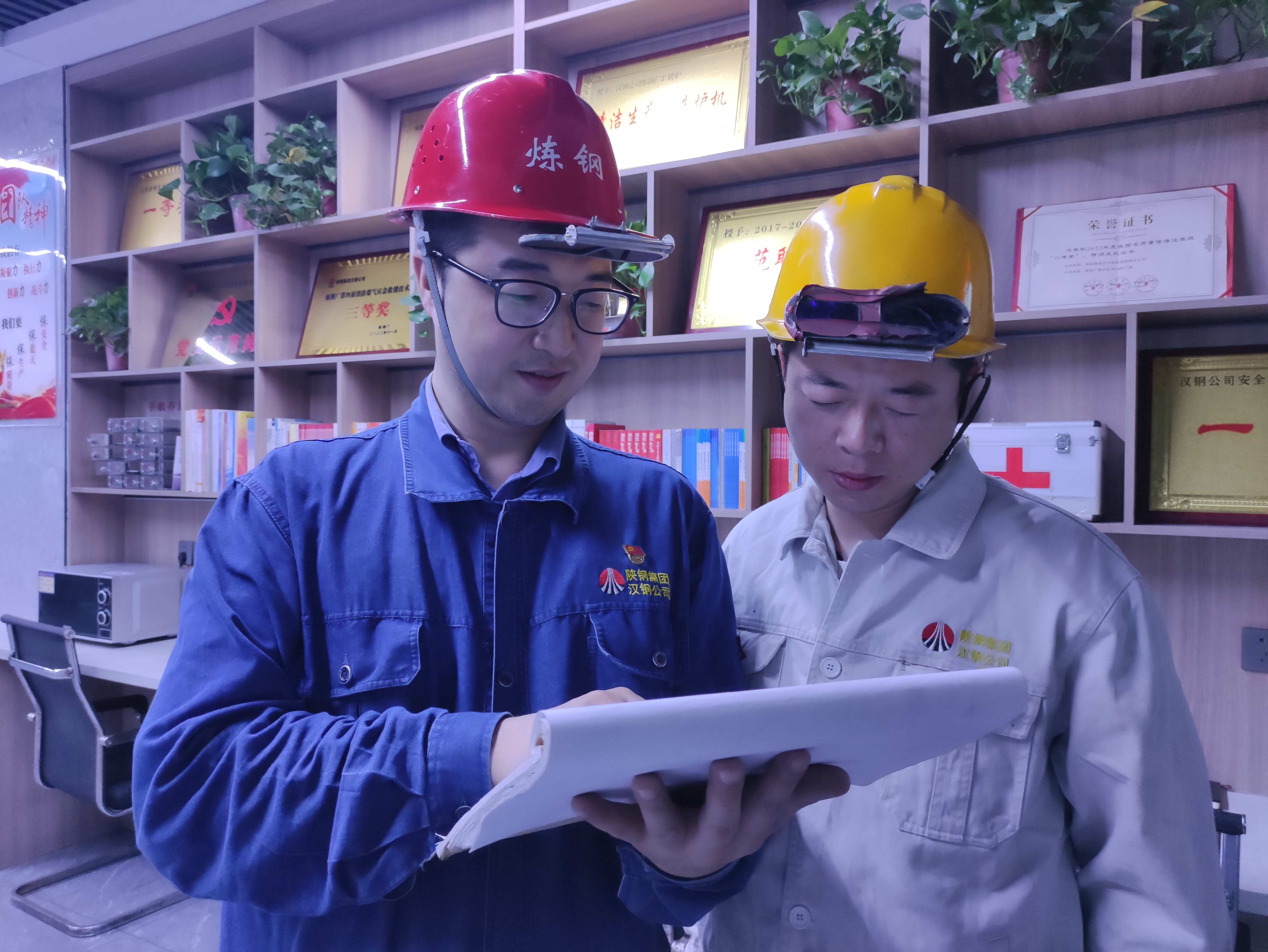 讓黨徽在爐臺上熠熠生輝——記漢鋼公司2023-2024年度“優秀共產黨員”張江 讓黨徽在爐臺上熠熠生輝——記漢鋼公司2023-2024年度“優秀共產黨員”張江