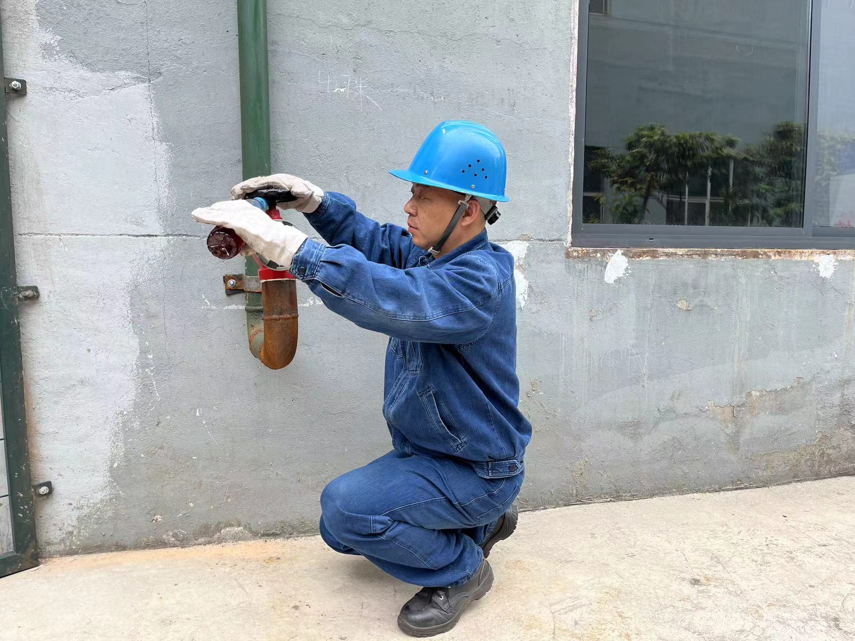 不懼“烤”驗!他們用汗水詮釋擔當 → 不懼“烤”驗!他們用汗水詮釋擔當 →