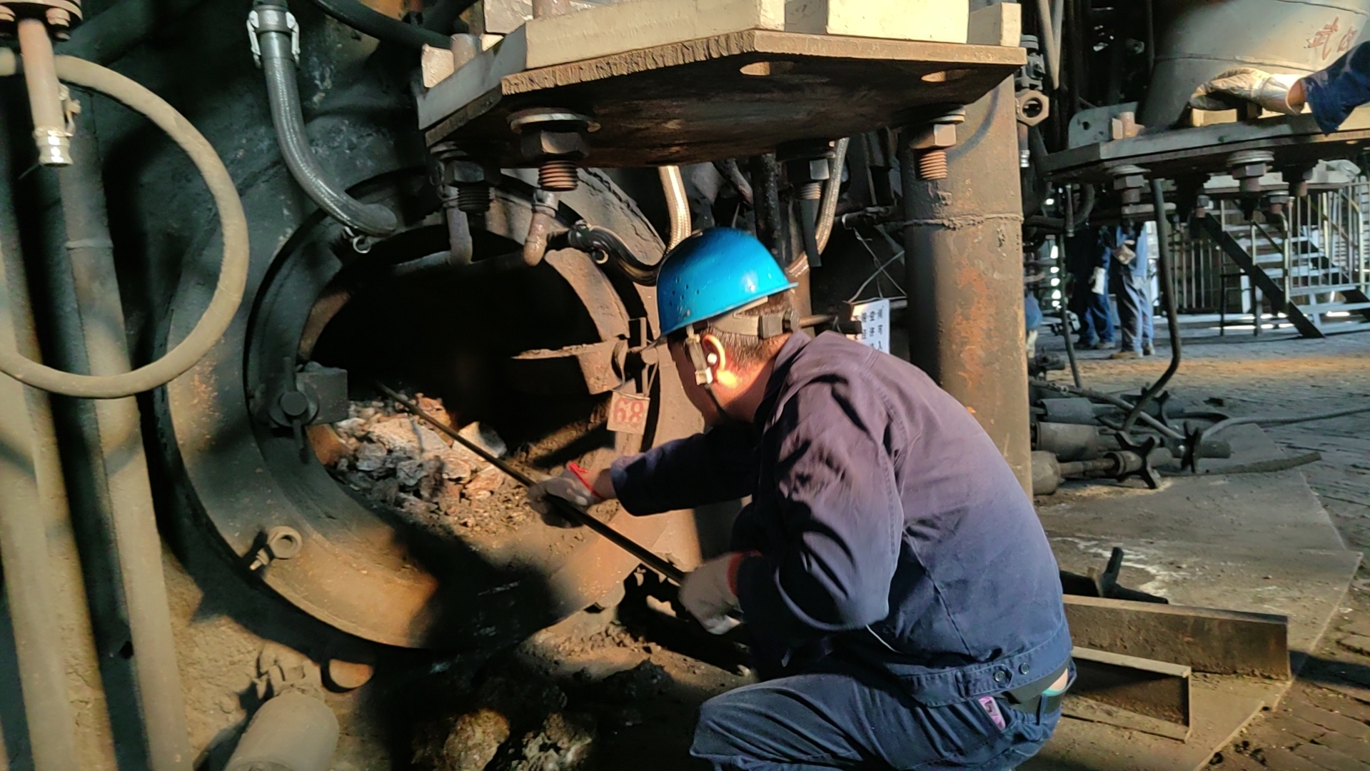 堅(jiān)守在檢修一線的“最美身影” 堅(jiān)守在檢修一線的“最美身影”