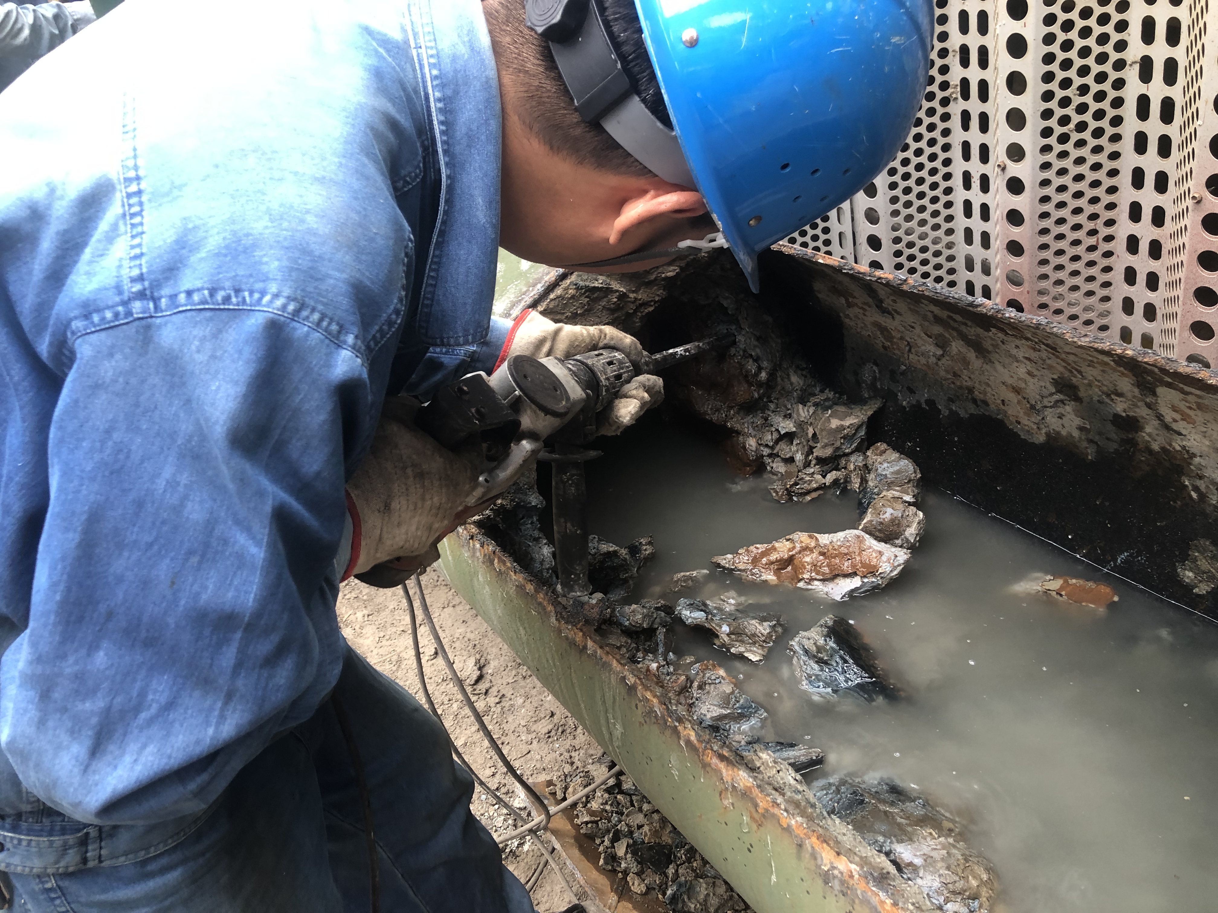 堅(jiān)守在檢修一線的“最美身影” 堅(jiān)守在檢修一線的“最美身影”