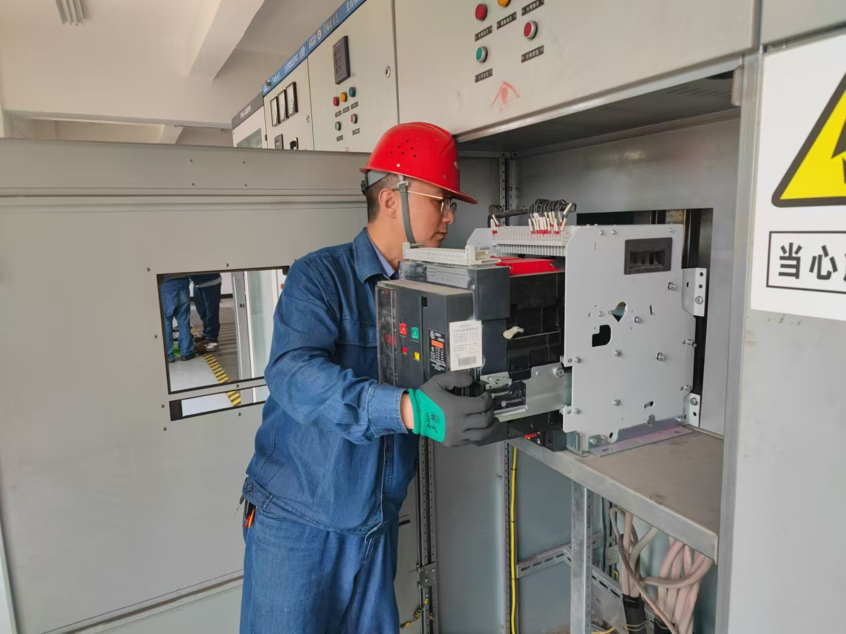 迎戰(zhàn)“秋老虎”熱辣滾燙檢修忙 迎戰(zhàn)“秋老虎”熱辣滾燙檢修忙