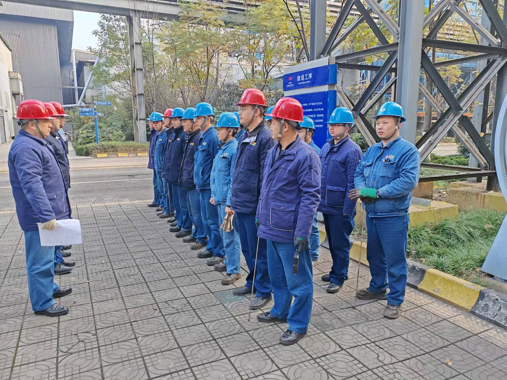 “黨建紅”賦能,打通設備檢修服務“最后一公里” “黨建紅”賦能,打通設備檢修服務“最后一公里”