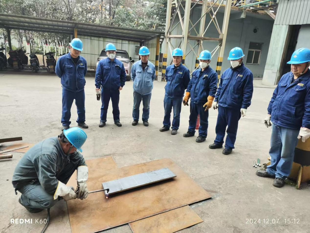 鉗工班組的冬日序曲