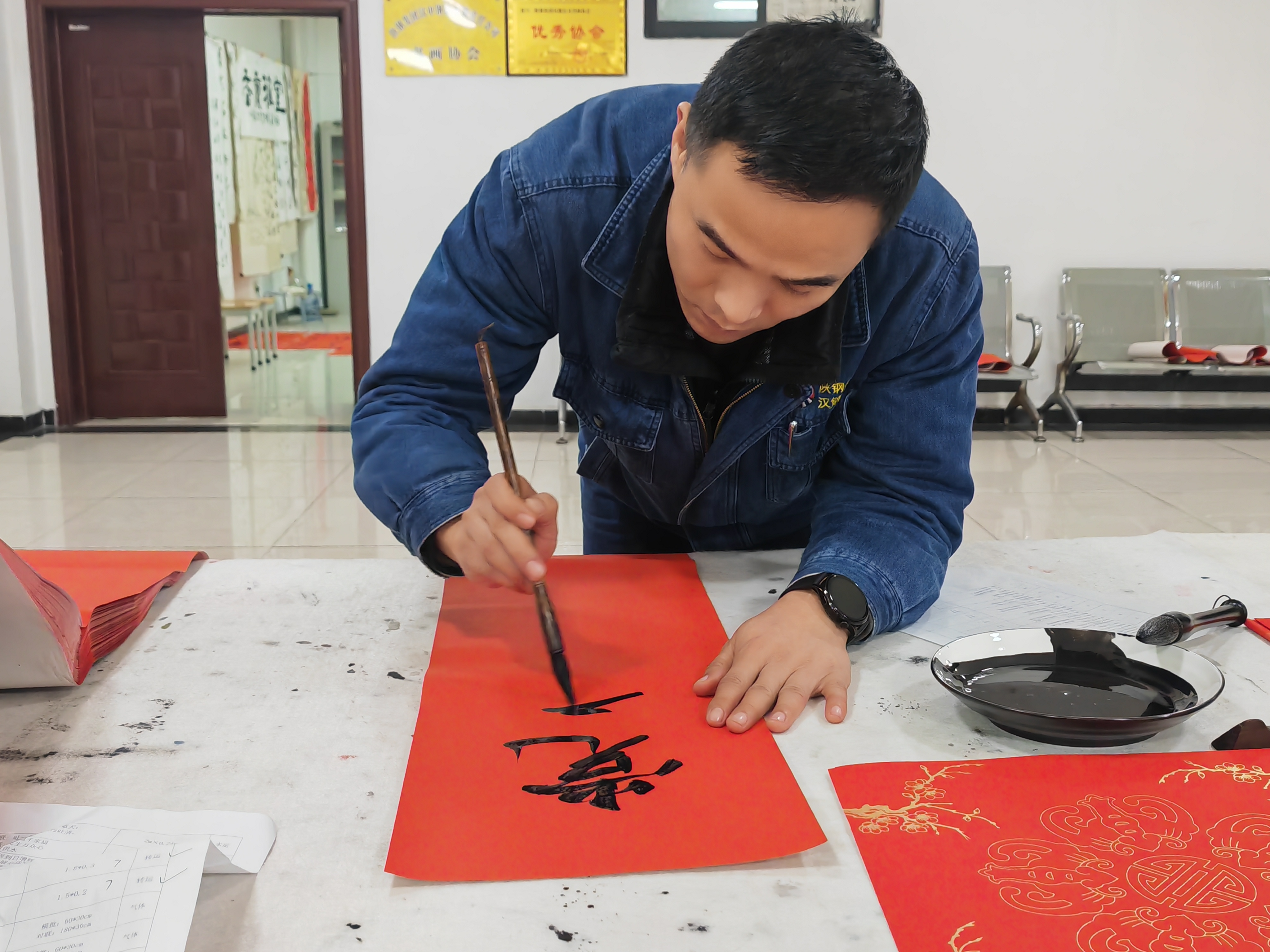 金毫蘸福書新歲，丹墨凝祥寫錦程！ 漢鋼公司舉辦第十二屆義務寫春聯活動