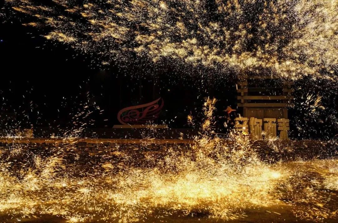 元宵節里“鐵花”綻放 元宵節里“鐵花”綻放