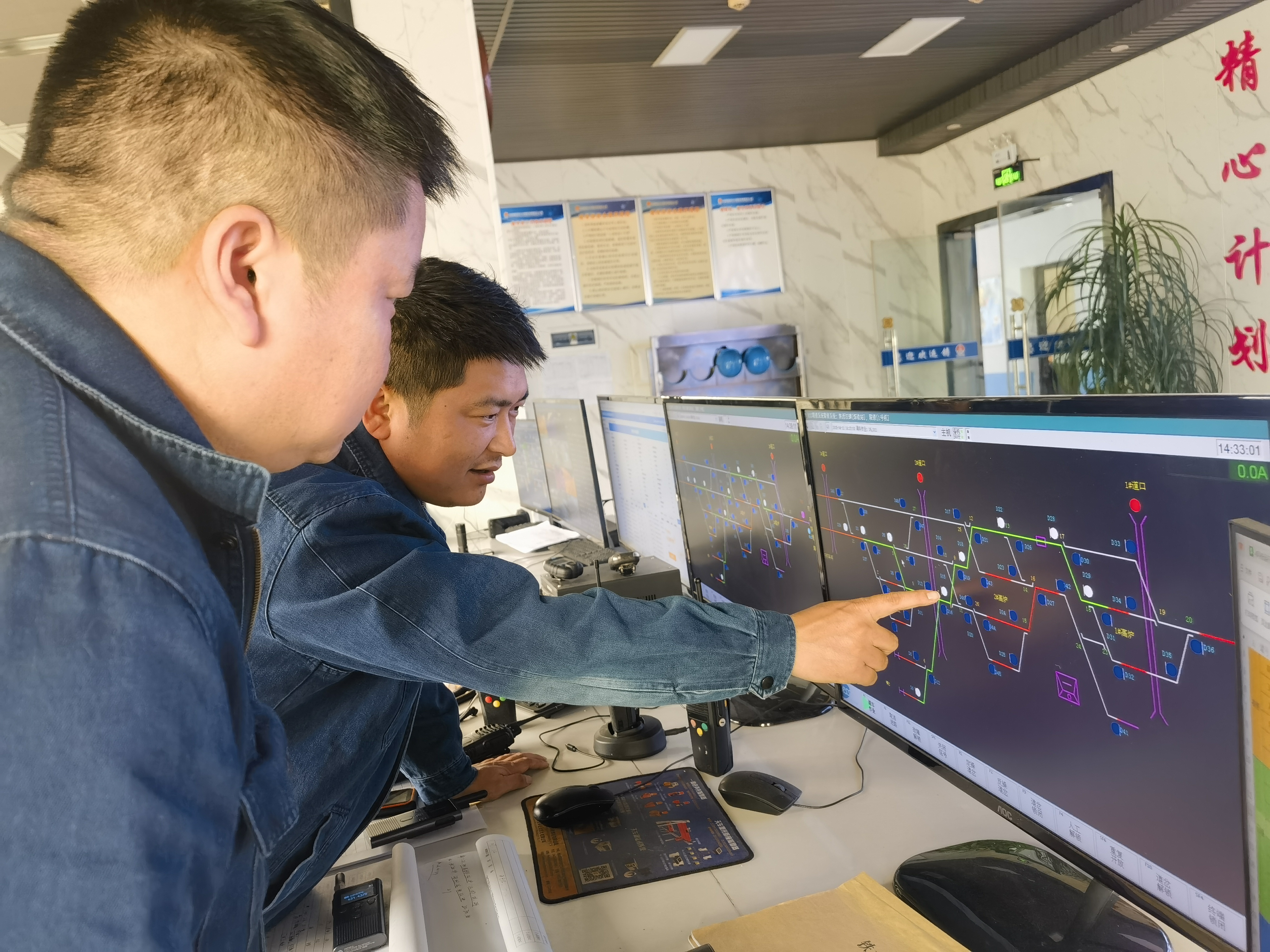 鐵流長河里的“擺渡人” 鐵流長河里的“擺渡人”