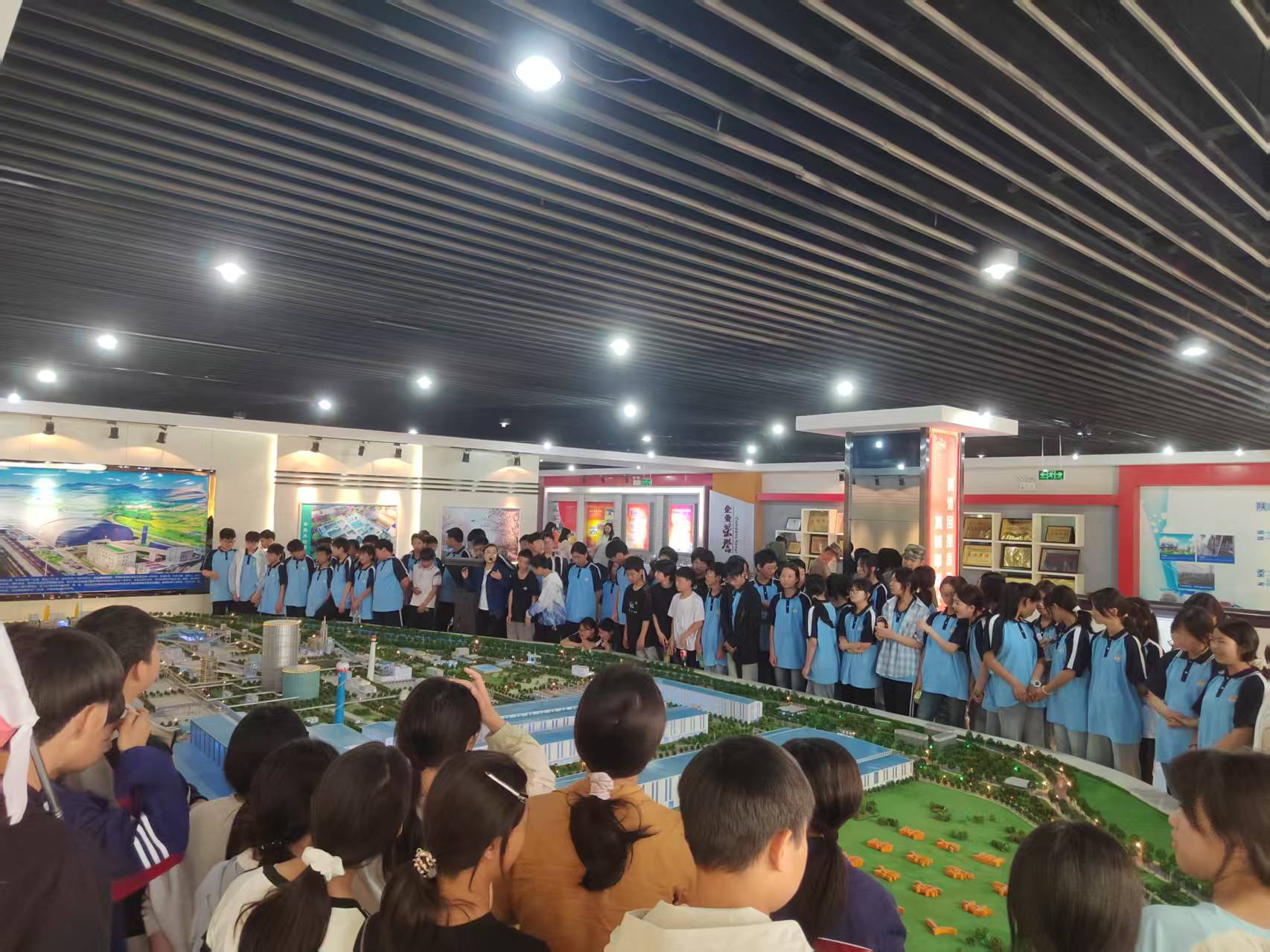 漢中黃官中學百余名學生到公司參觀研學 漢中黃官中學百余名學生到公司參觀研學