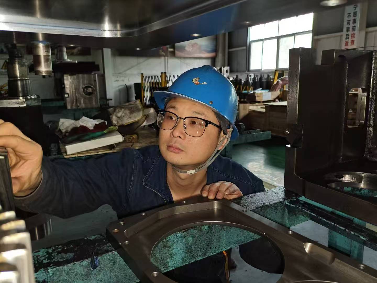 14年磨礪,毫厘之間顯匠心 -記陜鋼集團2023-2024年度第三屆“陜鋼工匠”朱卯 14年磨礪,毫厘之間顯匠心 -記陜鋼集團2023-2024年度第三屆“陜鋼工匠”朱卯