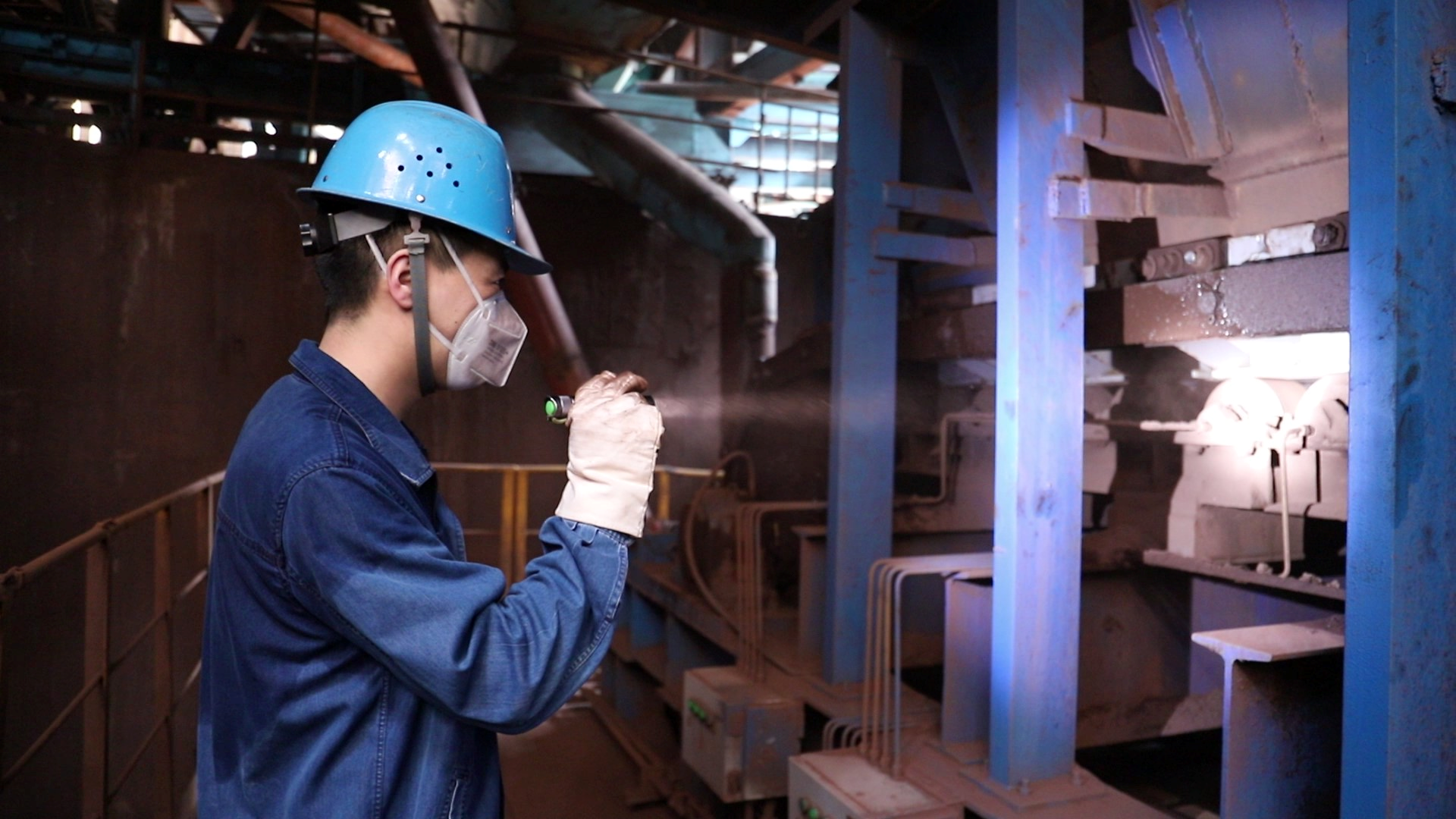 “熱”力擔當,鋼鐵人“汗”衛(wèi)生產(chǎn)線 “熱”力擔當,鋼鐵人“汗”衛(wèi)生產(chǎn)線