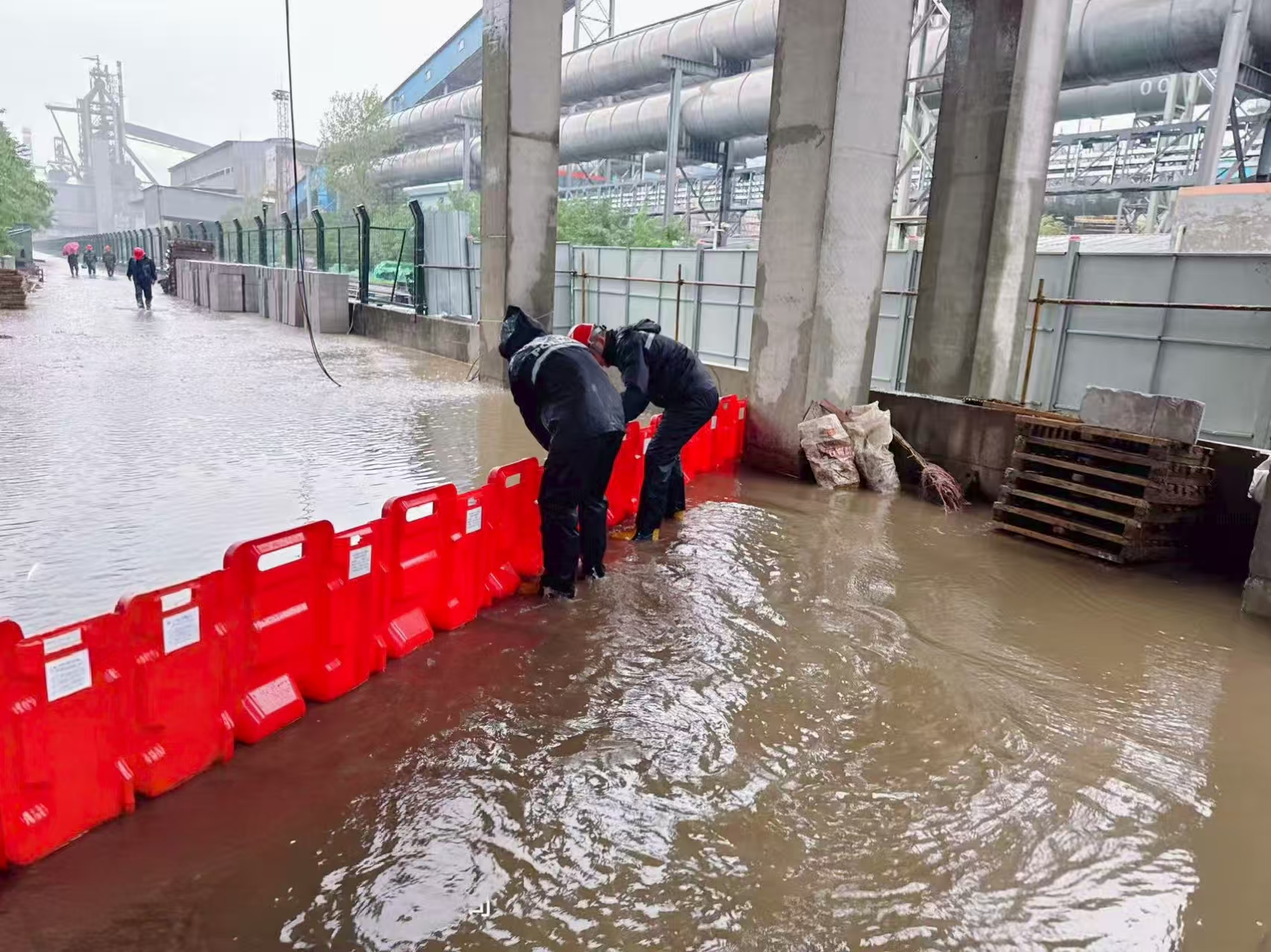 “汛”令如山，內(nèi)保服務(wù)中心以堅(jiān)守筑牢公司“安全堤”