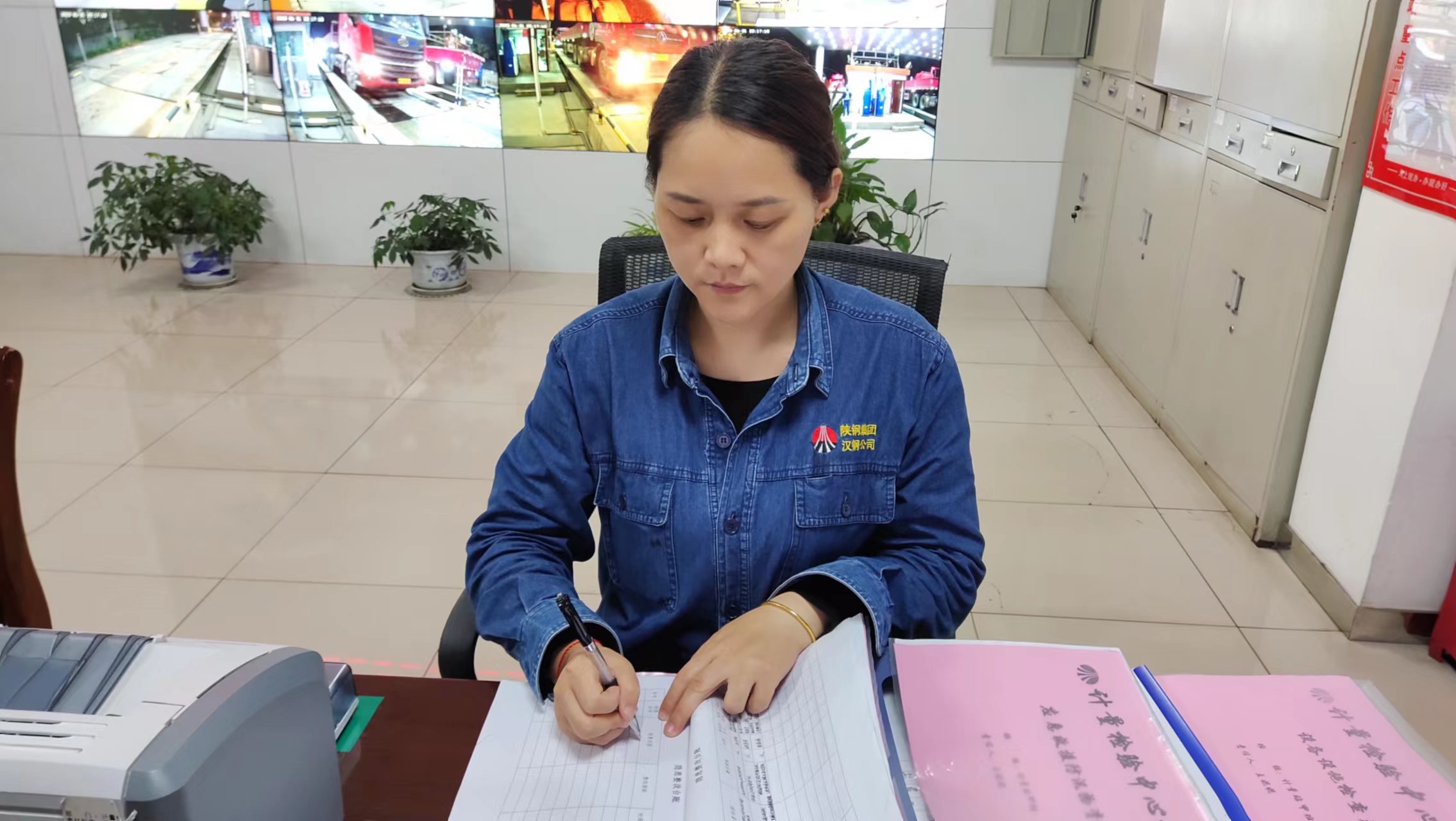 鋼城“斤”算師:她們用數字守護效益“紅線” 鋼城“斤”算師:她們用數字守護效益“紅線”