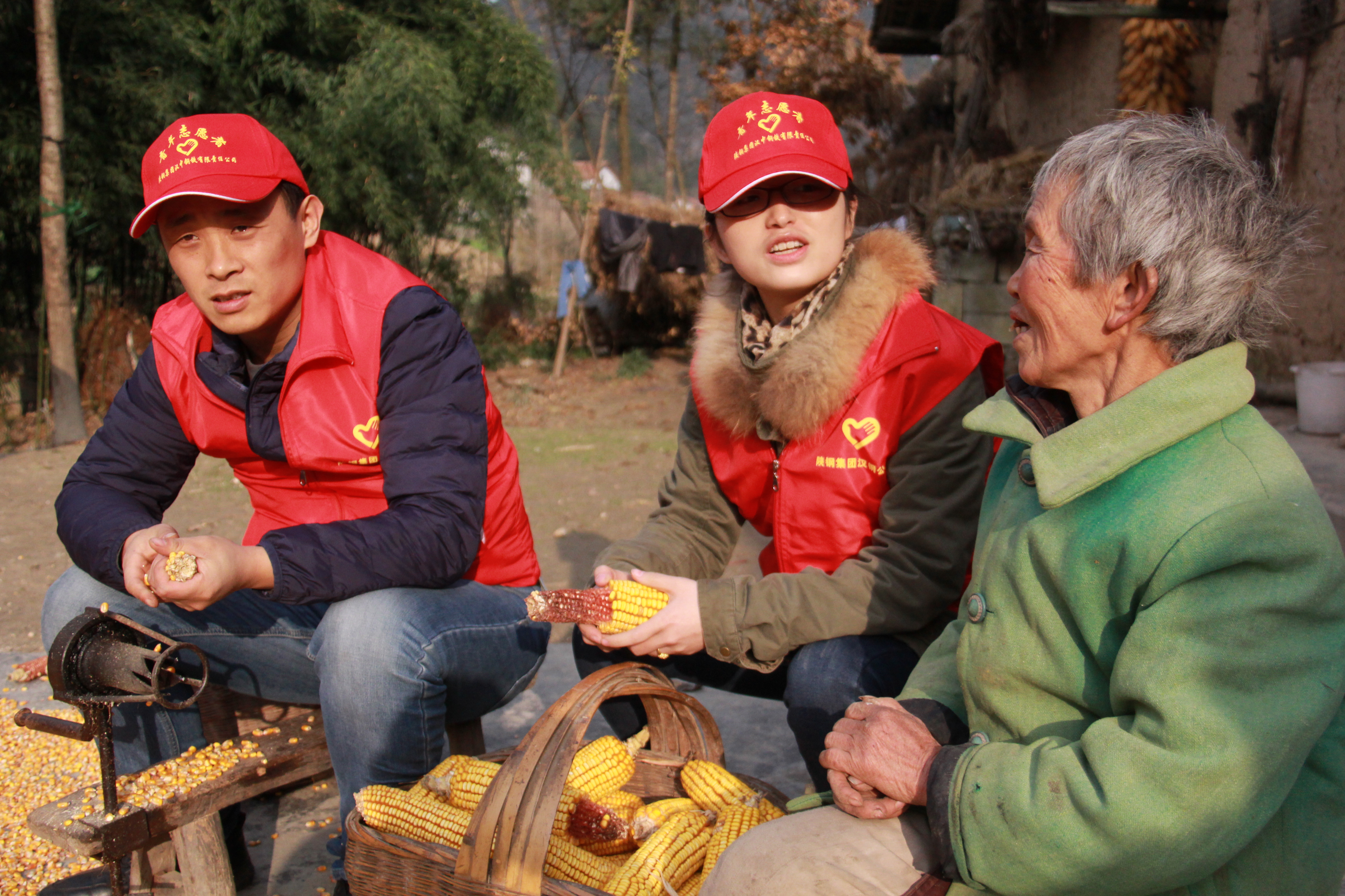 陜鋼漢鋼青年文明號開展“青春扶貧 愛心暖冬”活動