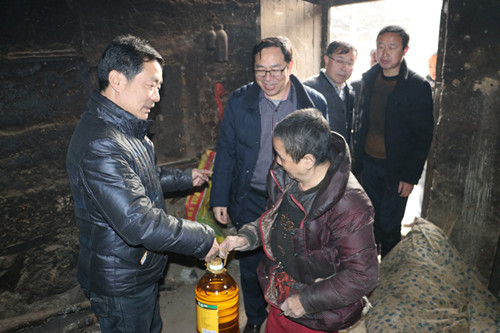 武軍強一行深入扶貧幫扶點慰問