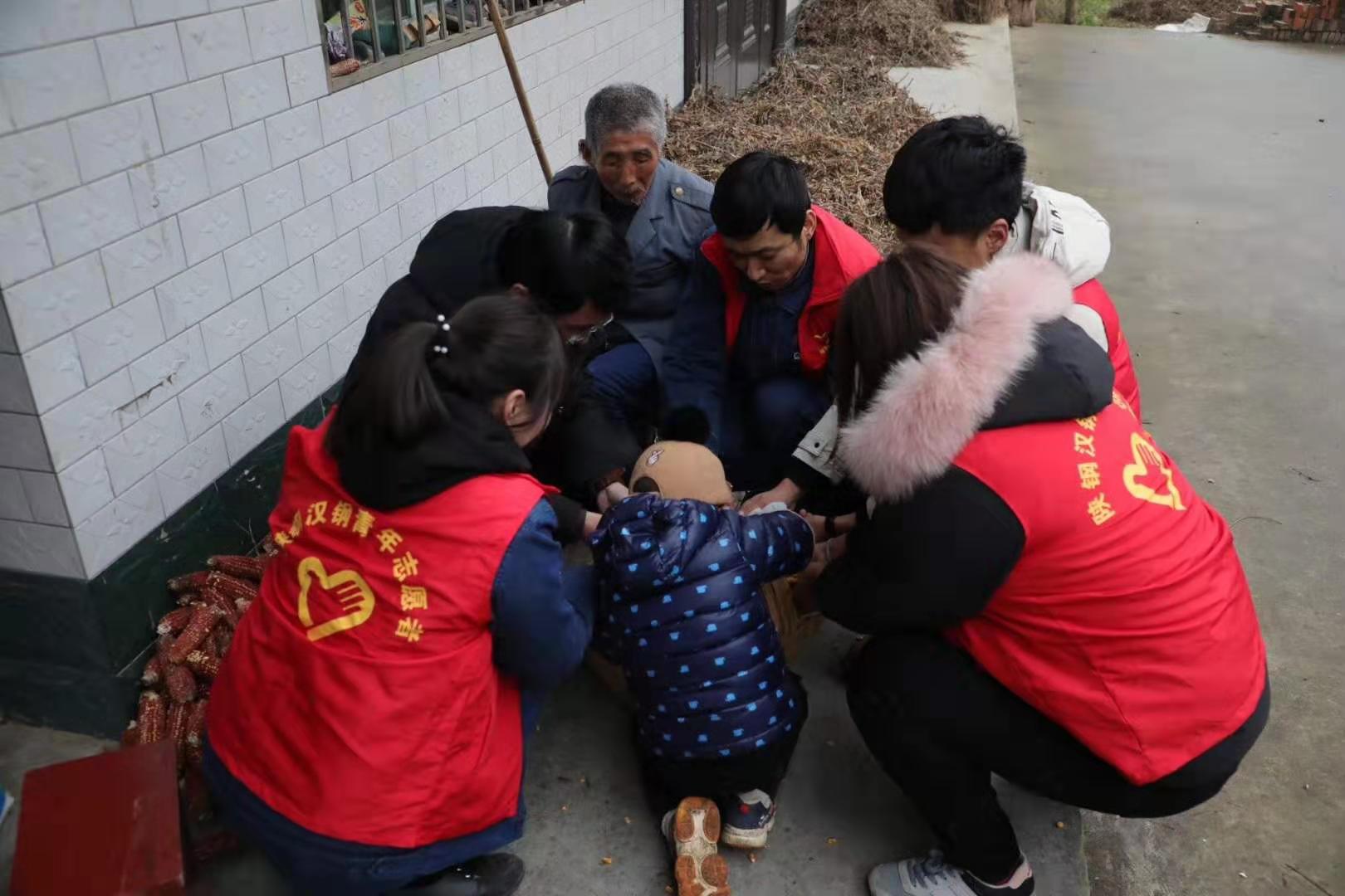 【團情動態】陜鋼漢鋼青年文明號開展“青春扶貧 愛心暖冬”活動